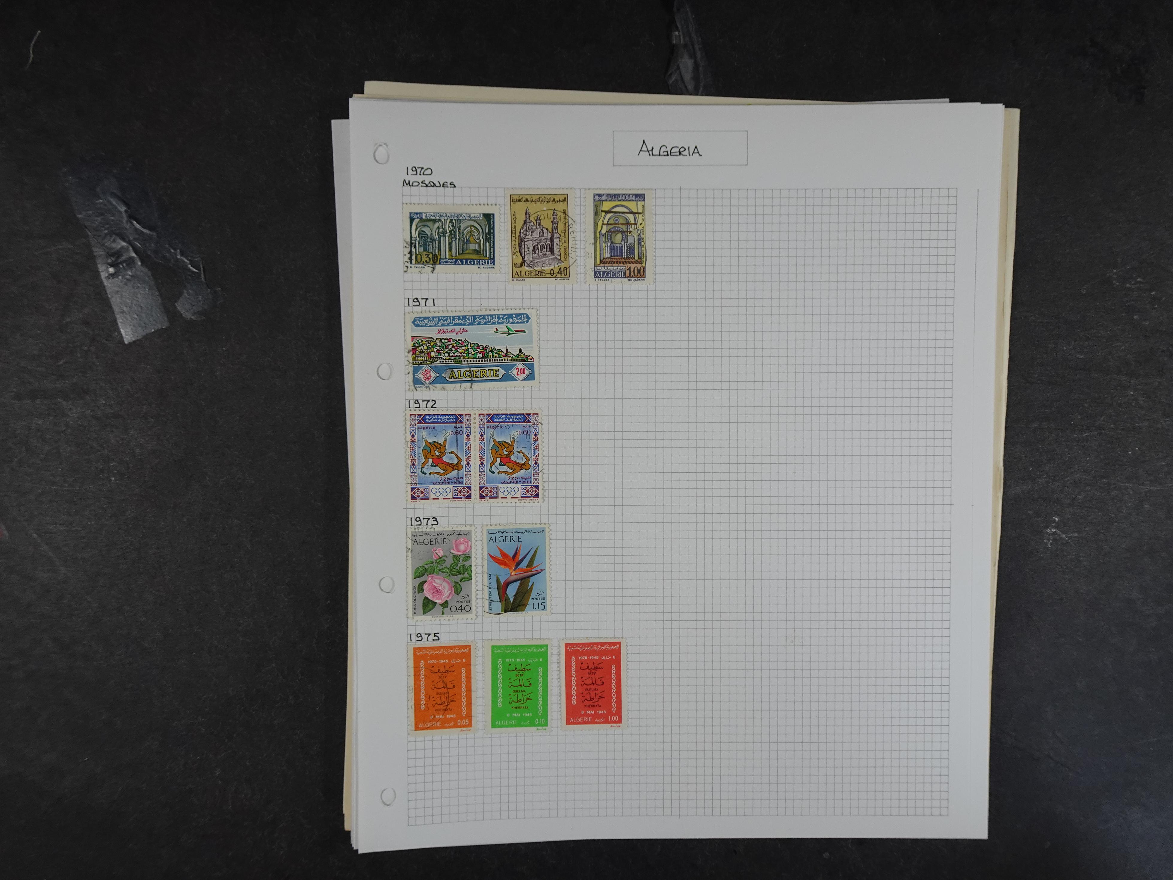 Doos met velerlei verrassingen waar onder betere zegels.
FUNDGRUBE. 127