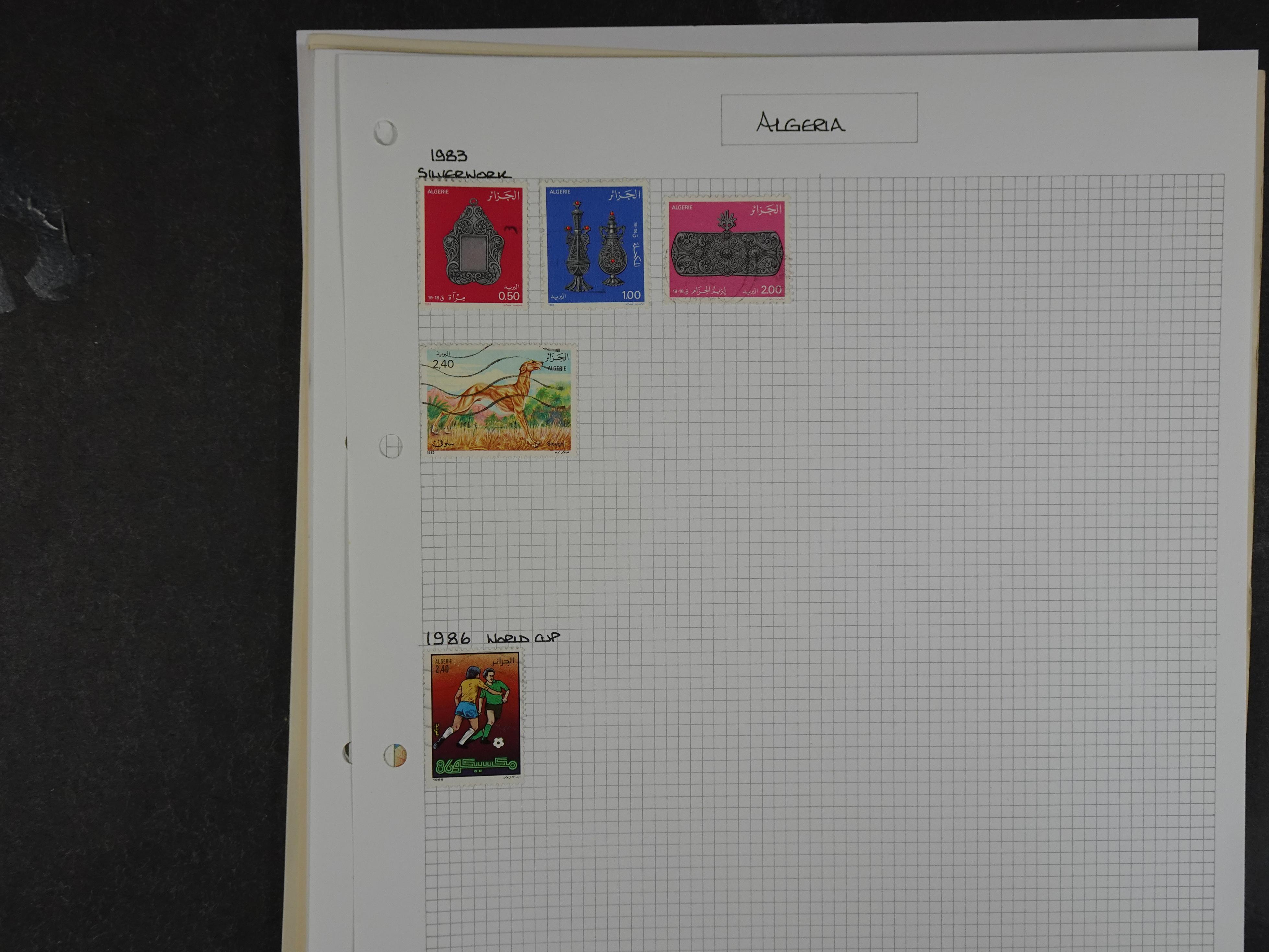 Doos met velerlei verrassingen waar onder betere zegels.
FUNDGRUBE. 130