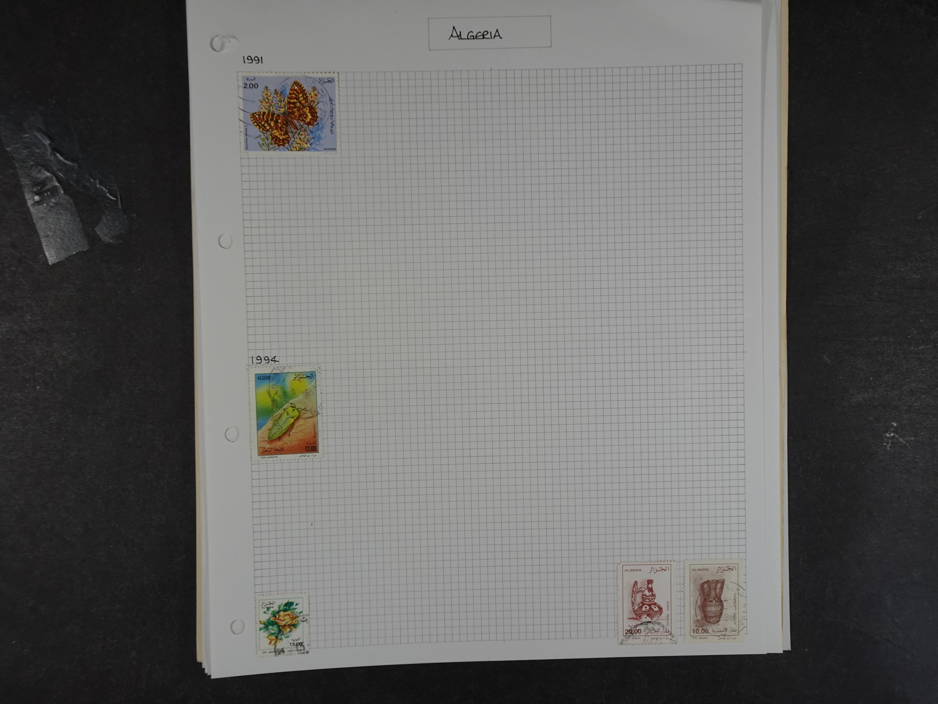 Doos met velerlei verrassingen waar onder betere zegels.
FUNDGRUBE. 131