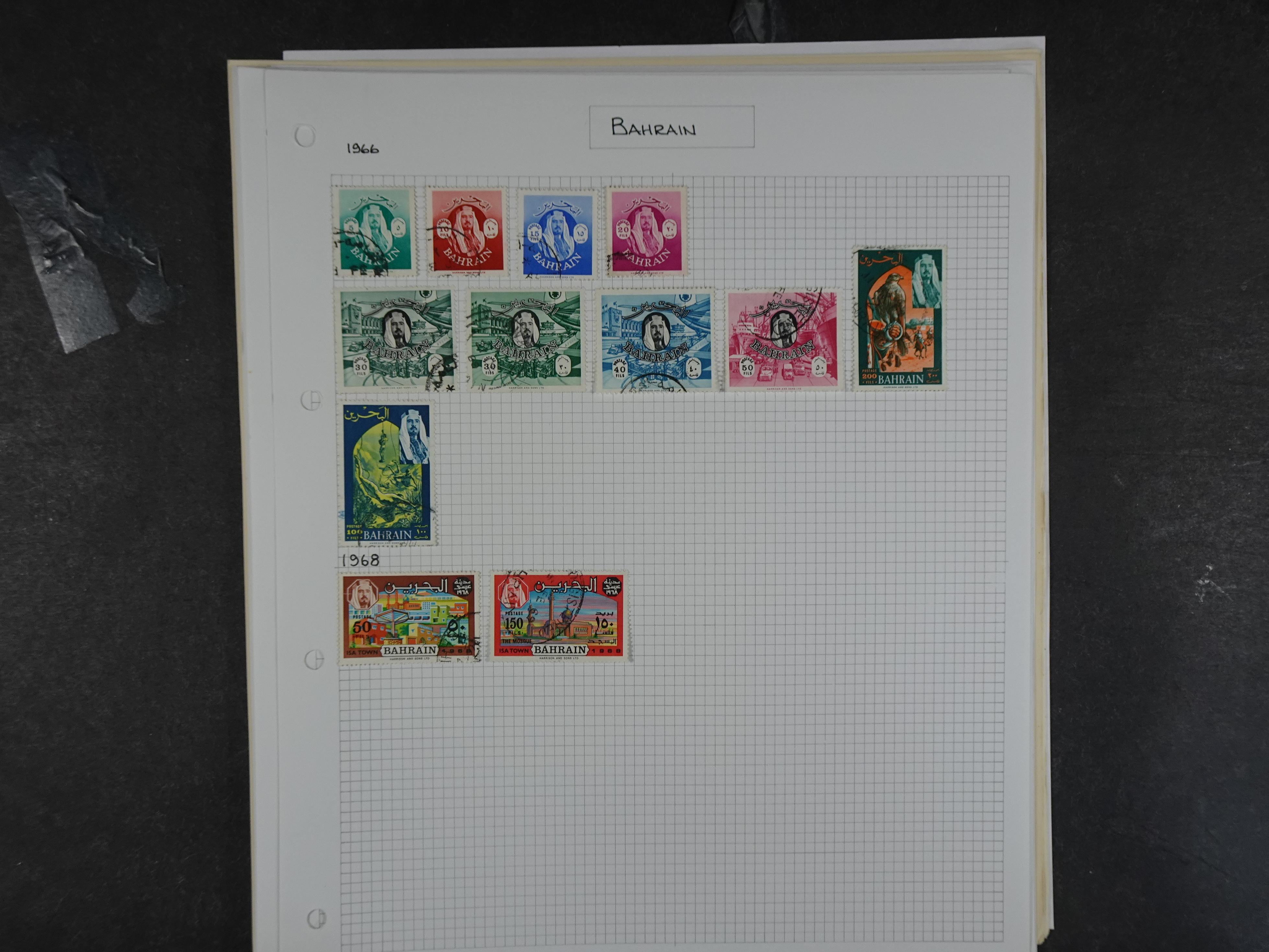 Doos met velerlei verrassingen waar onder betere zegels.
FUNDGRUBE. 132