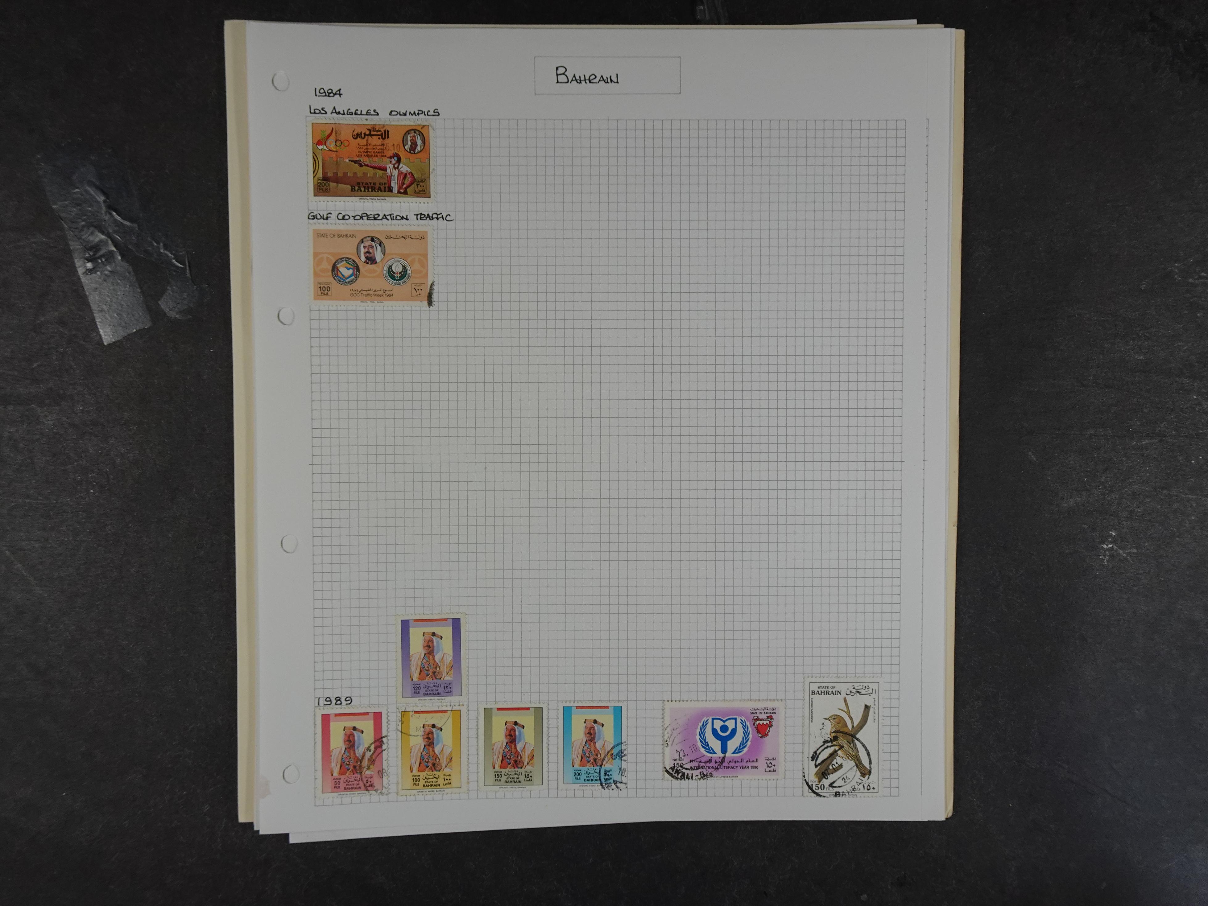 Doos met velerlei verrassingen waar onder betere zegels.
FUNDGRUBE. 136