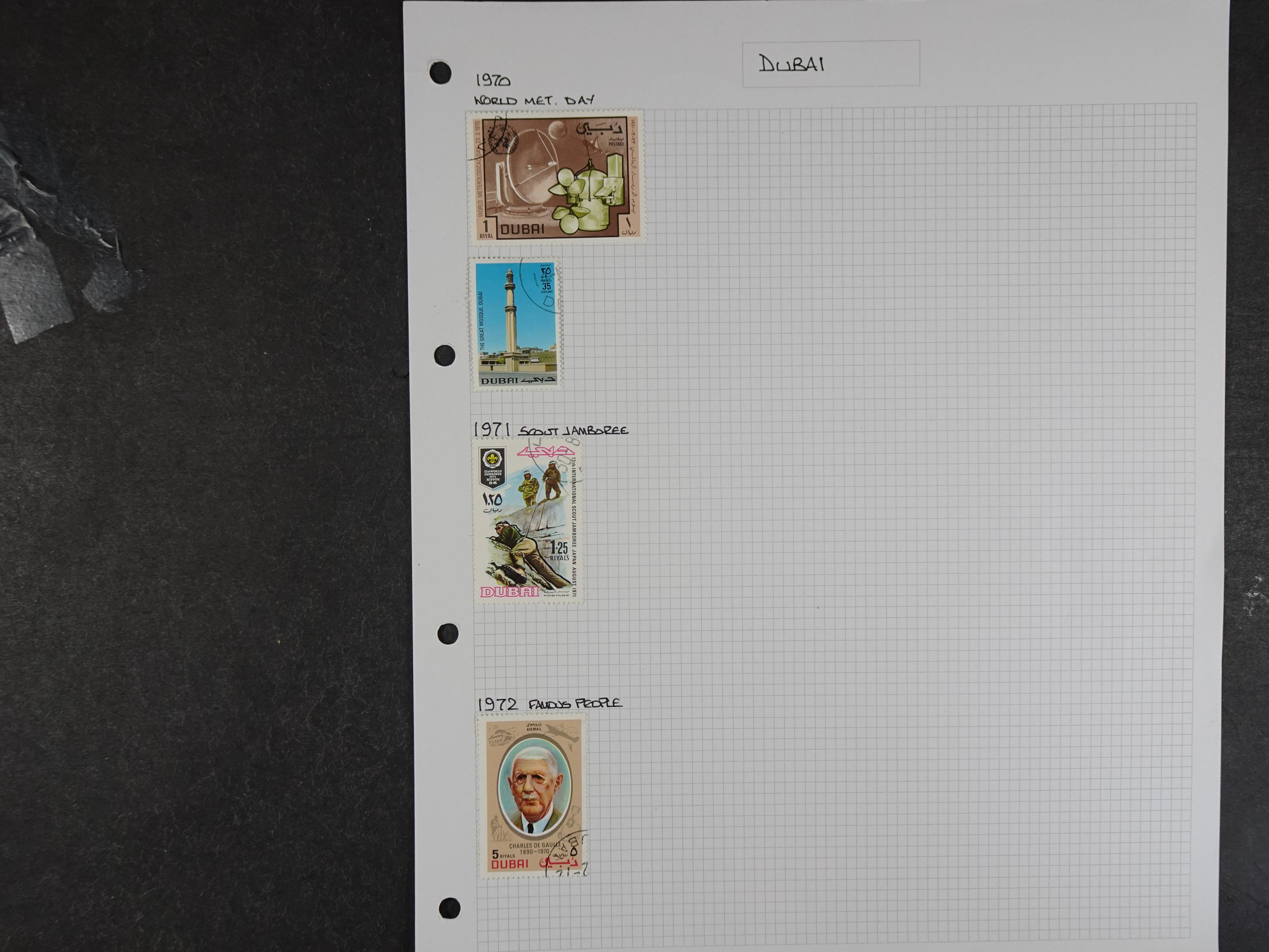 Doos met velerlei verrassingen waar onder betere zegels.
FUNDGRUBE. 143