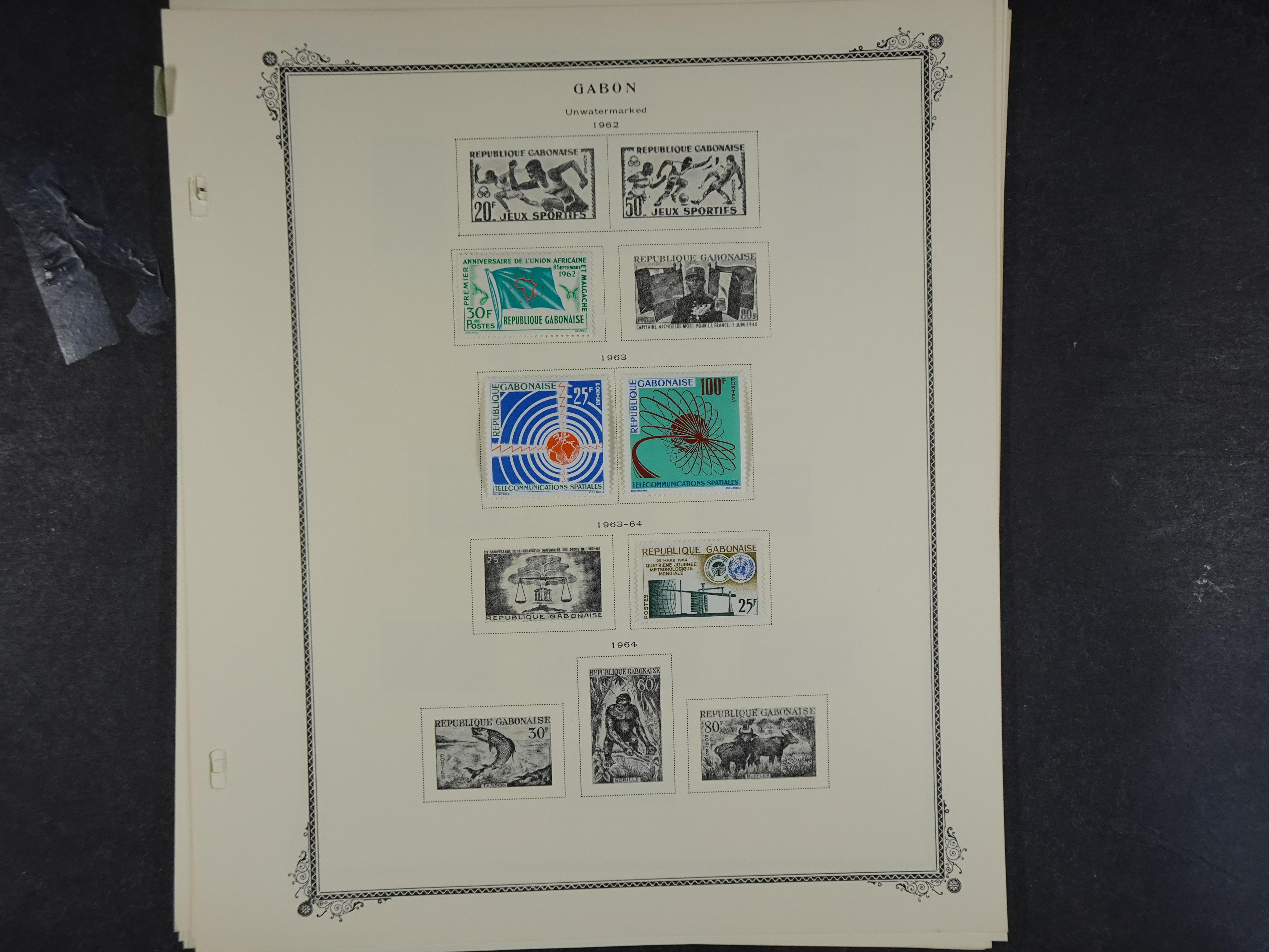 Doos met velerlei verrassingen waar onder betere zegels.
FUNDGRUBE. 154