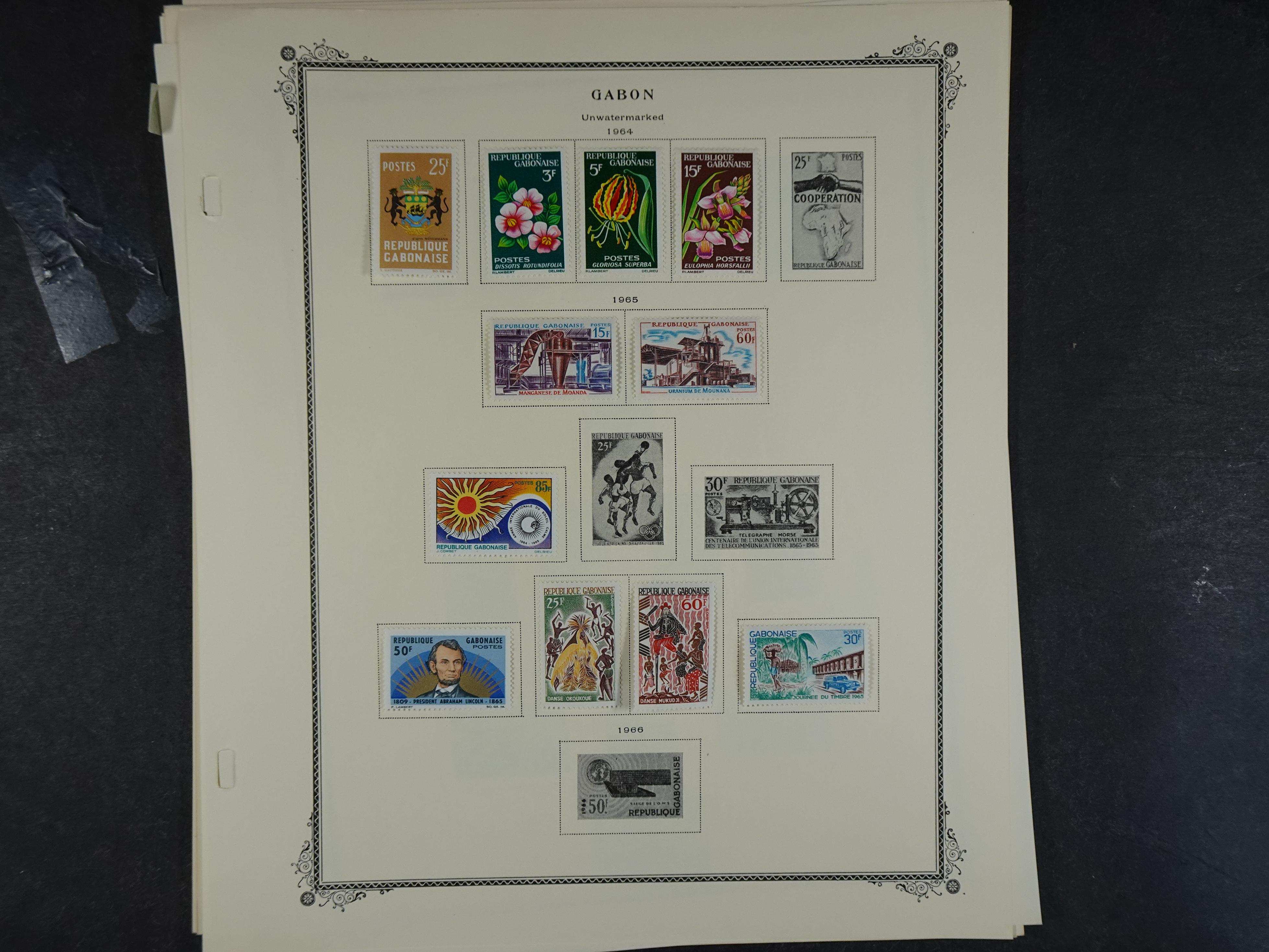 Doos met velerlei verrassingen waar onder betere zegels.
FUNDGRUBE. 155