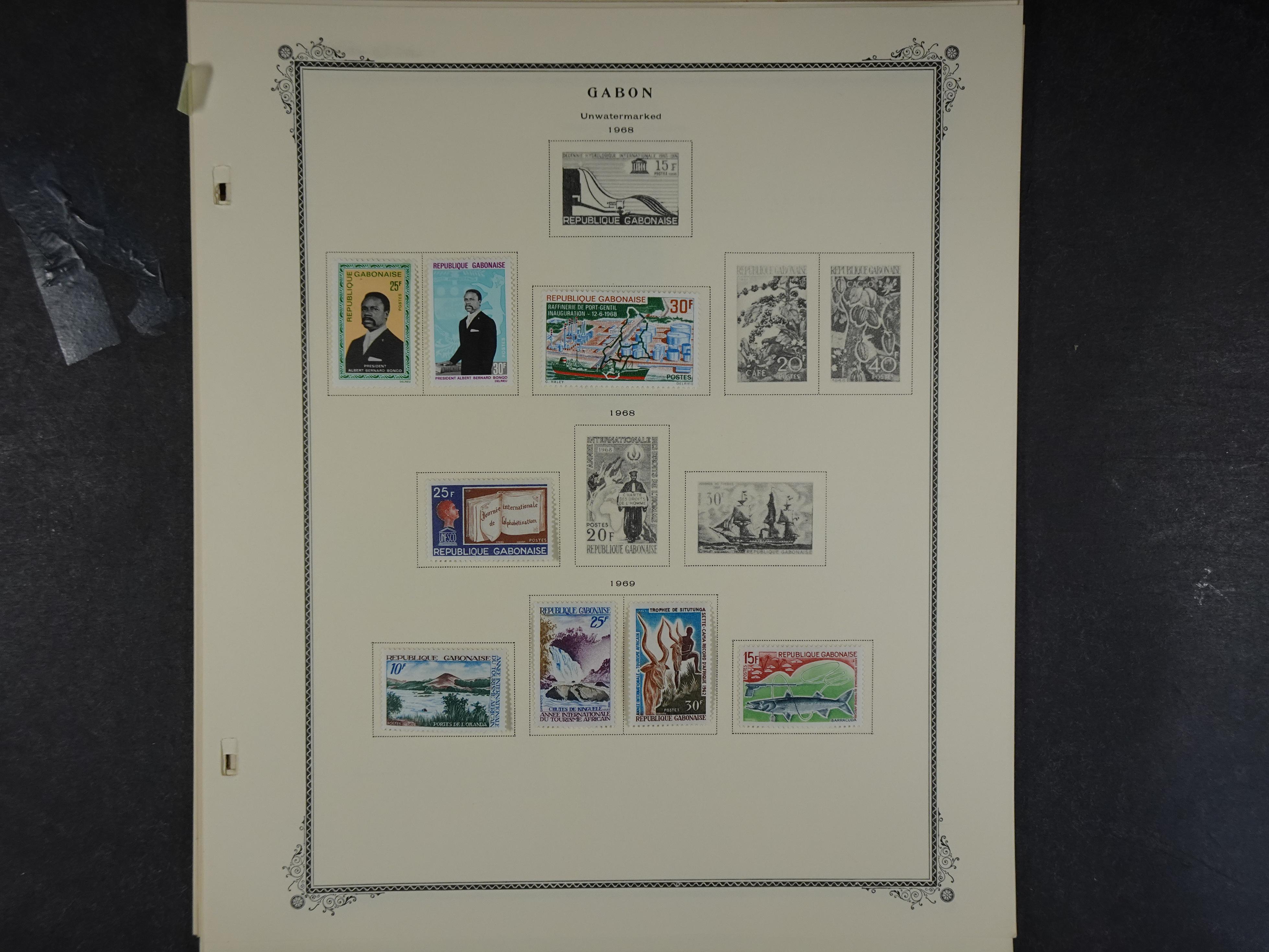 Doos met velerlei verrassingen waar onder betere zegels.
FUNDGRUBE. 159