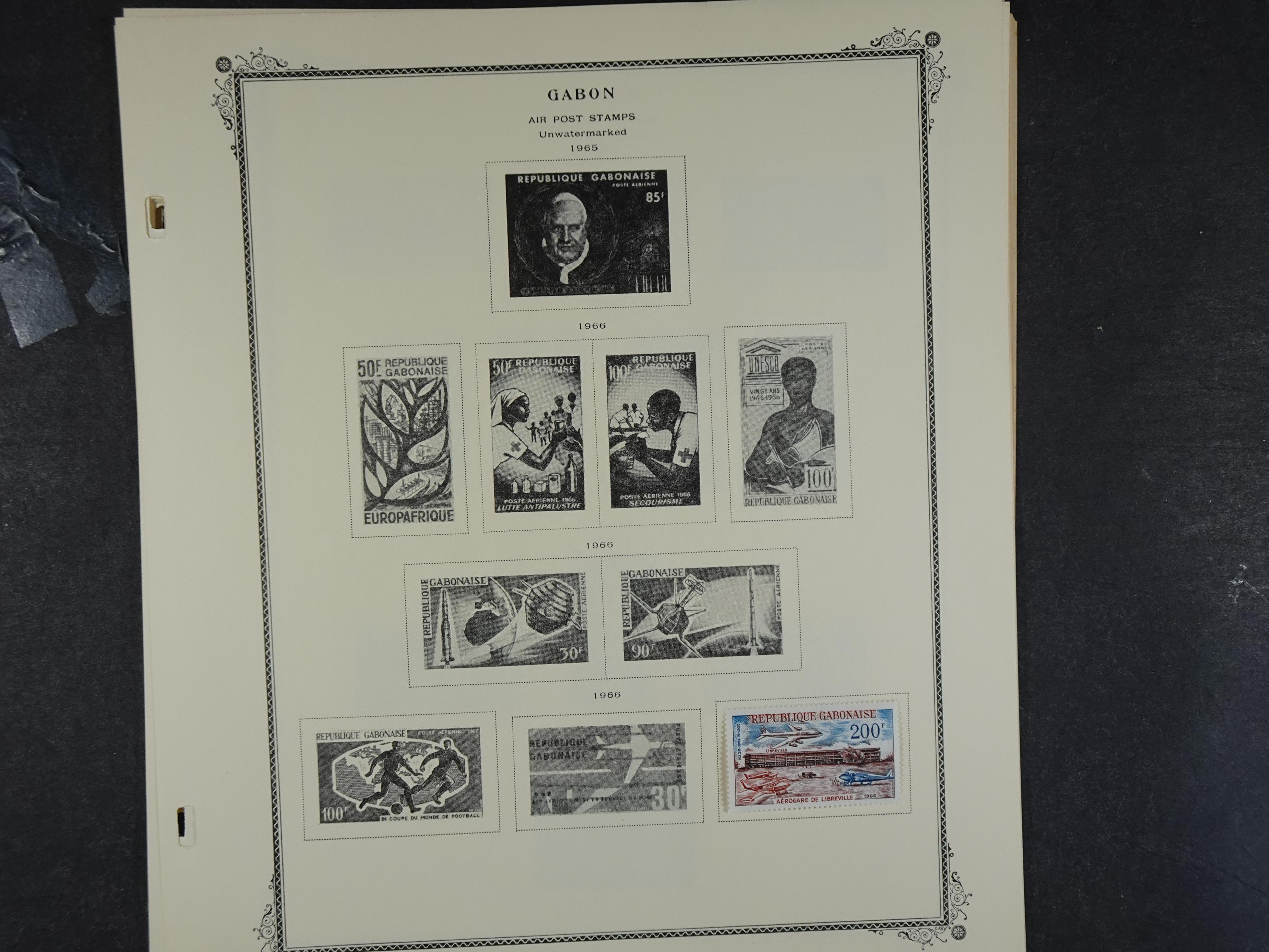 Doos met velerlei verrassingen waar onder betere zegels.
FUNDGRUBE. 166