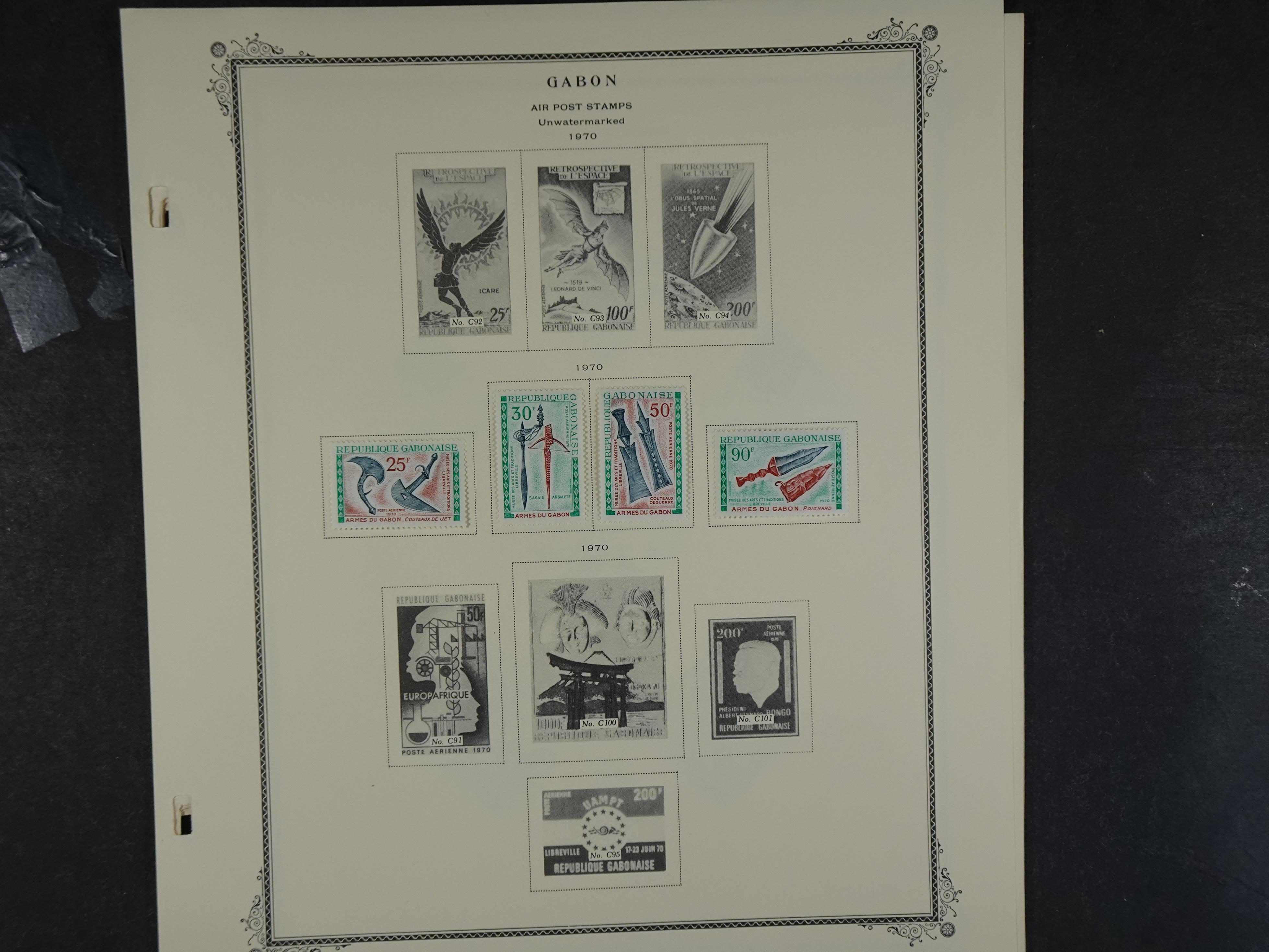 Doos met velerlei verrassingen waar onder betere zegels.
FUNDGRUBE. 169