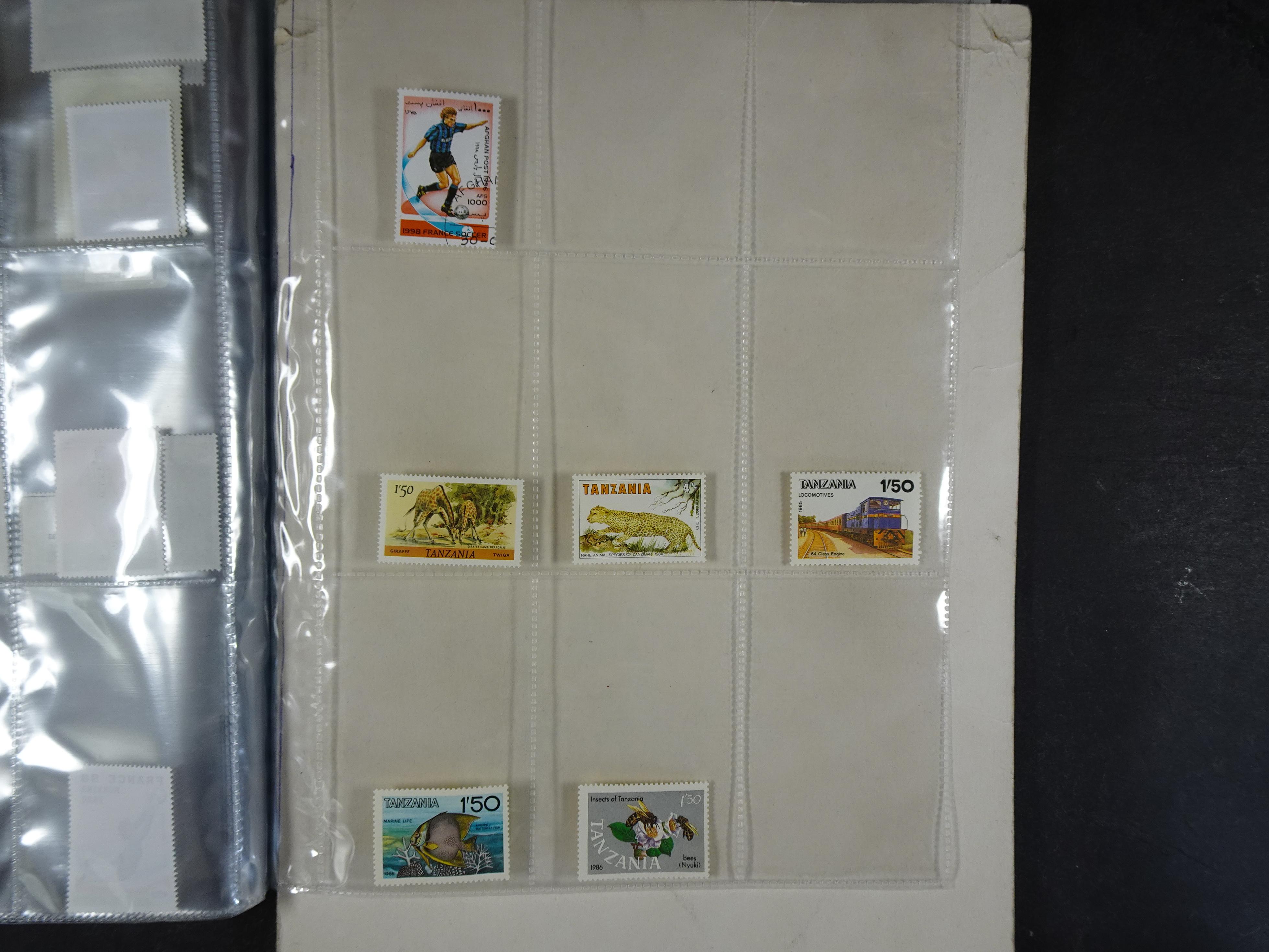 Doos met velerlei verrassingen waar onder betere zegels.
FUNDGRUBE. 181