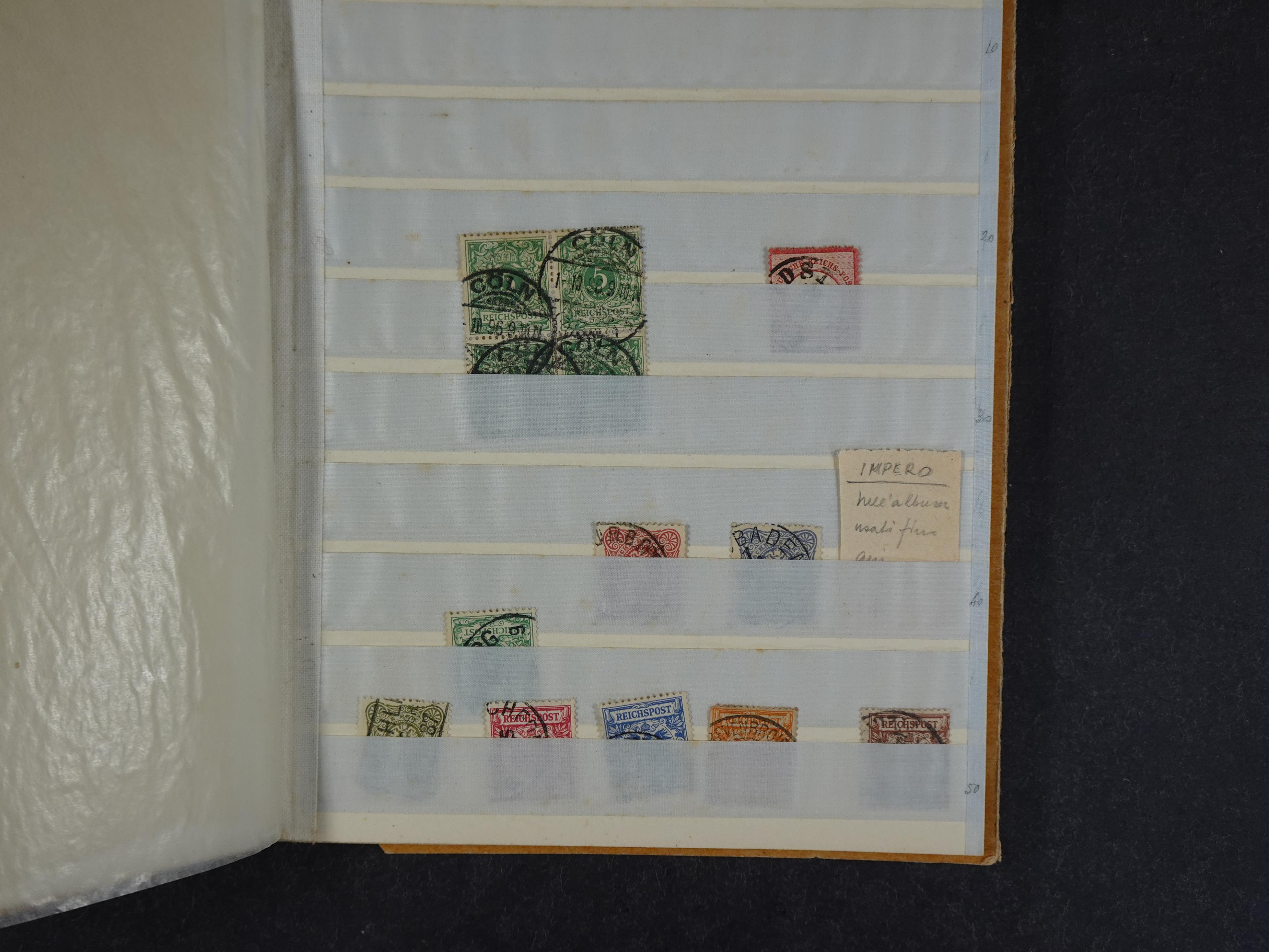 Doos met velerlei verrassingen waar onder betere zegels.
FUNDGRUBE. 183