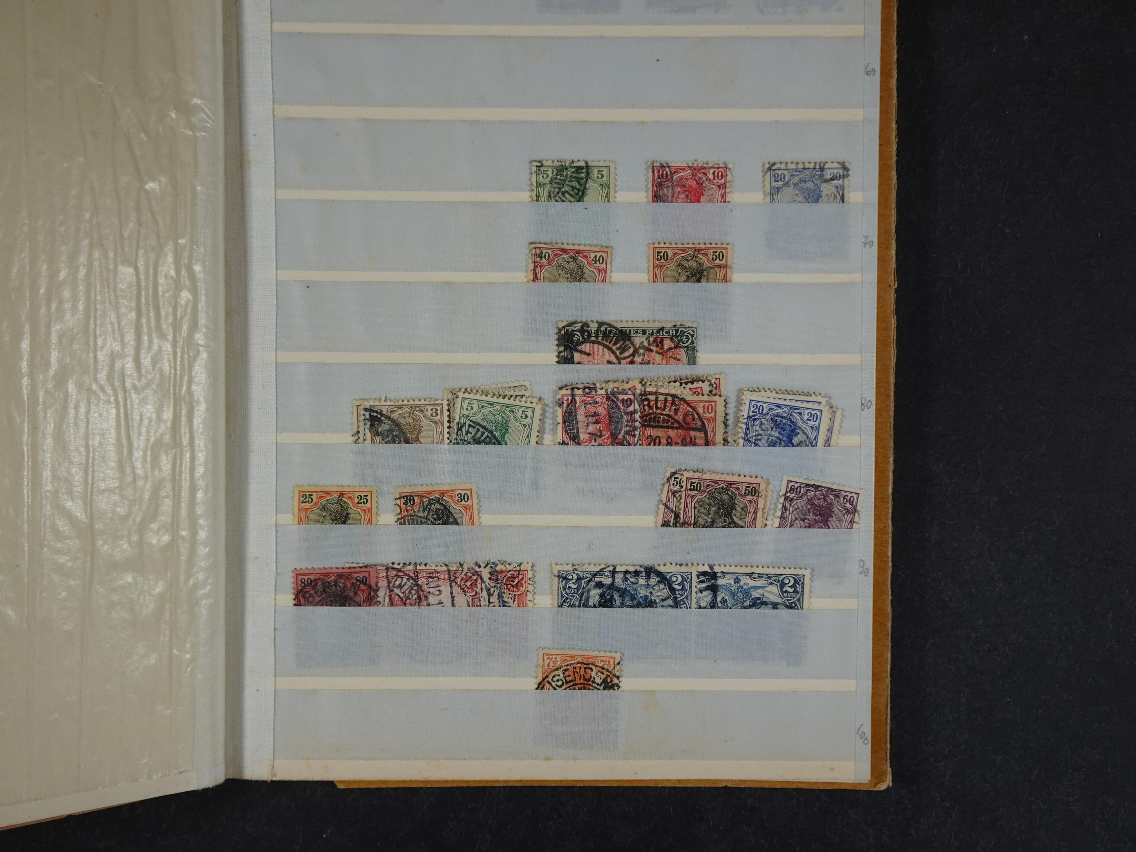 Doos met velerlei verrassingen waar onder betere zegels.
FUNDGRUBE. 184