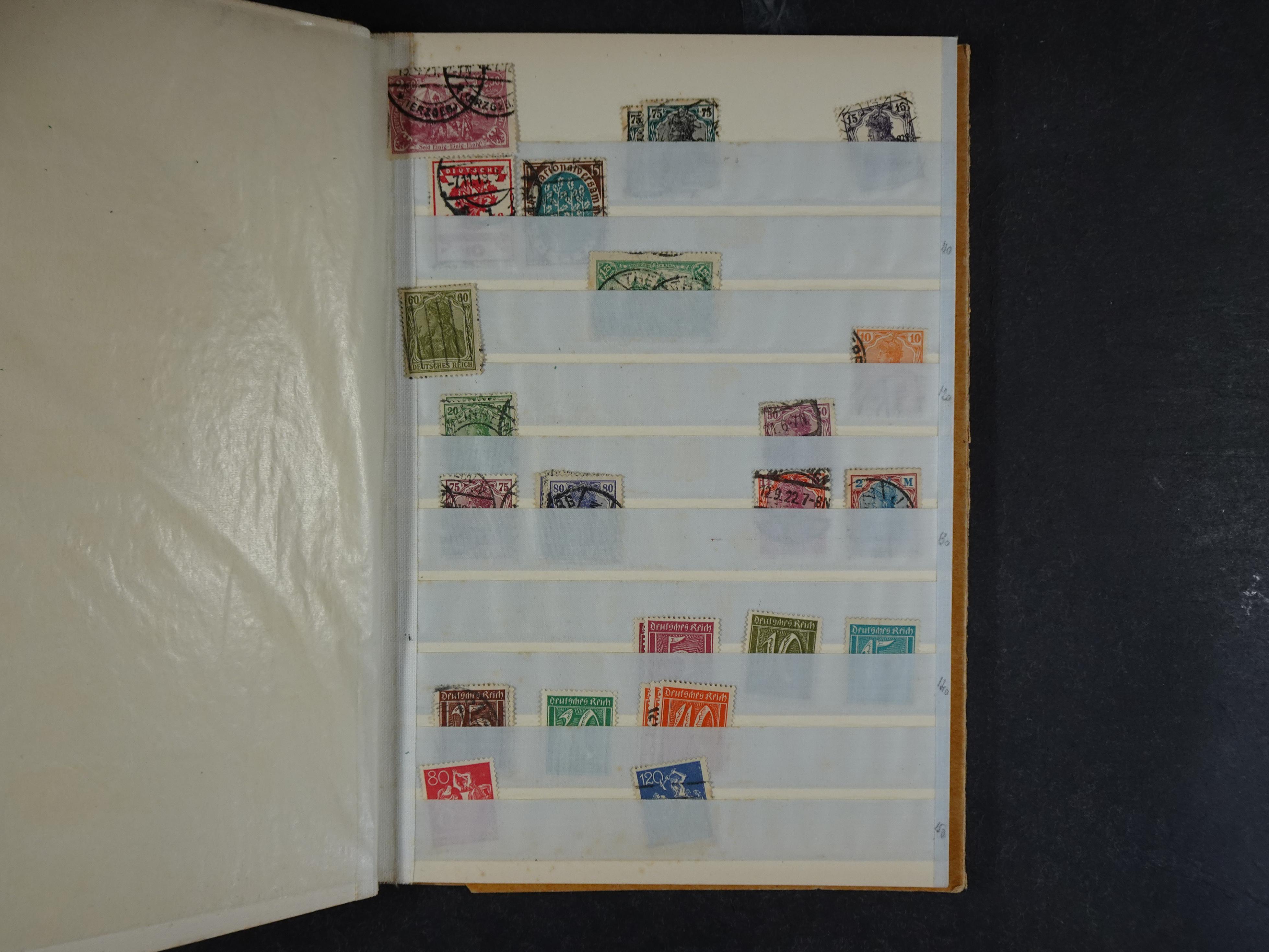 Doos met velerlei verrassingen waar onder betere zegels.
FUNDGRUBE. 185