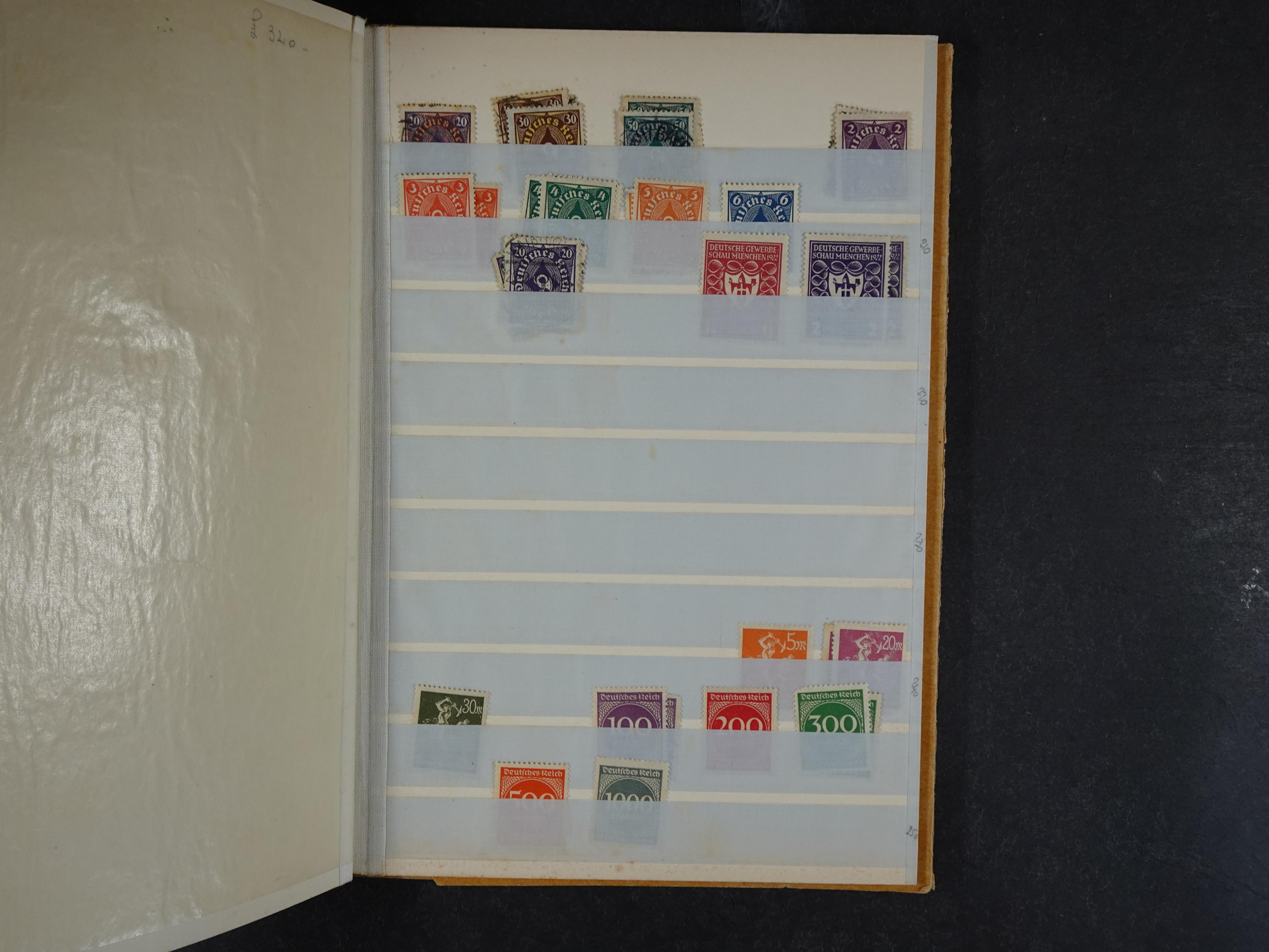 Doos met velerlei verrassingen waar onder betere zegels.
FUNDGRUBE. 187