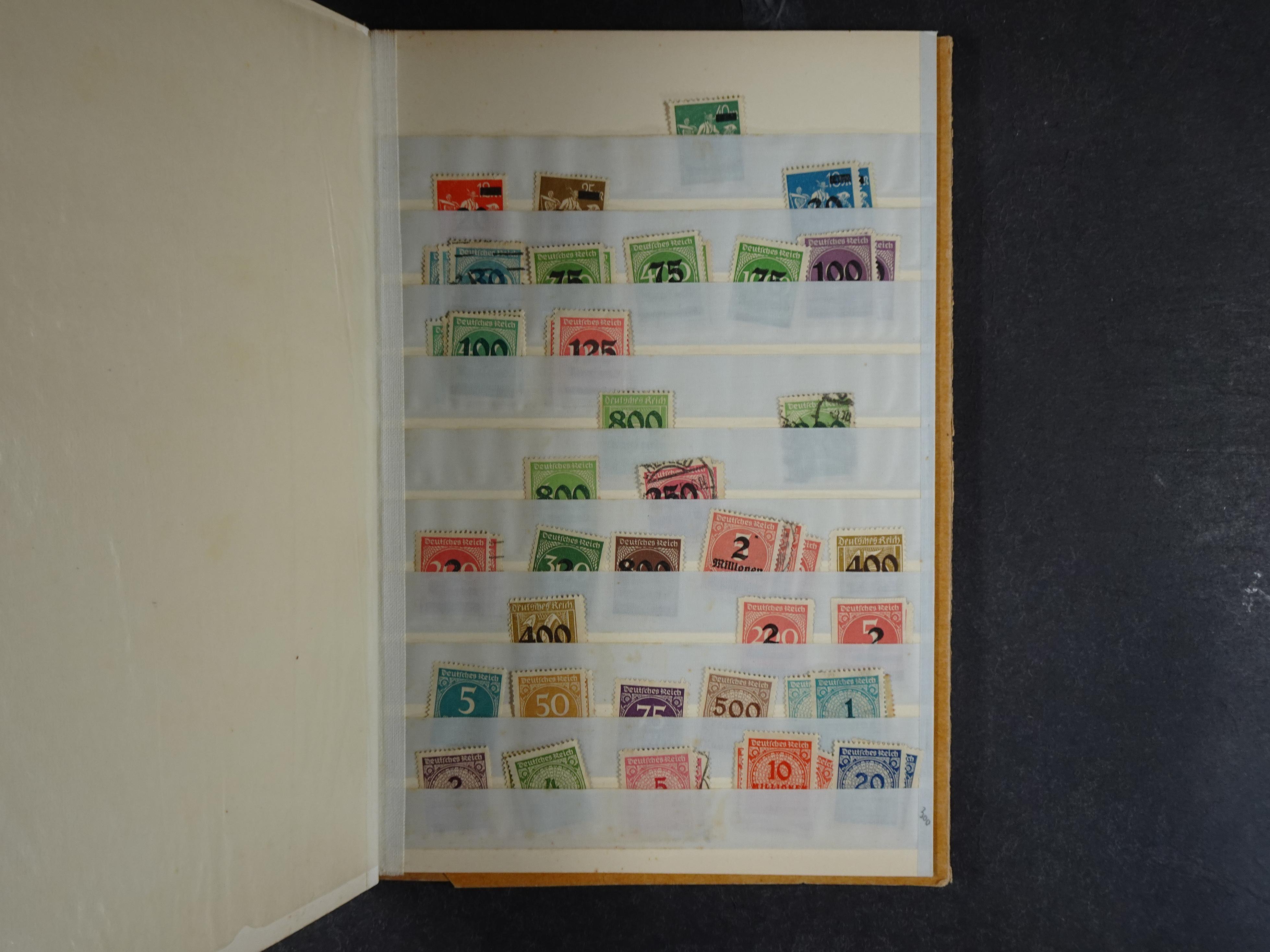 Doos met velerlei verrassingen waar onder betere zegels.
FUNDGRUBE. 188