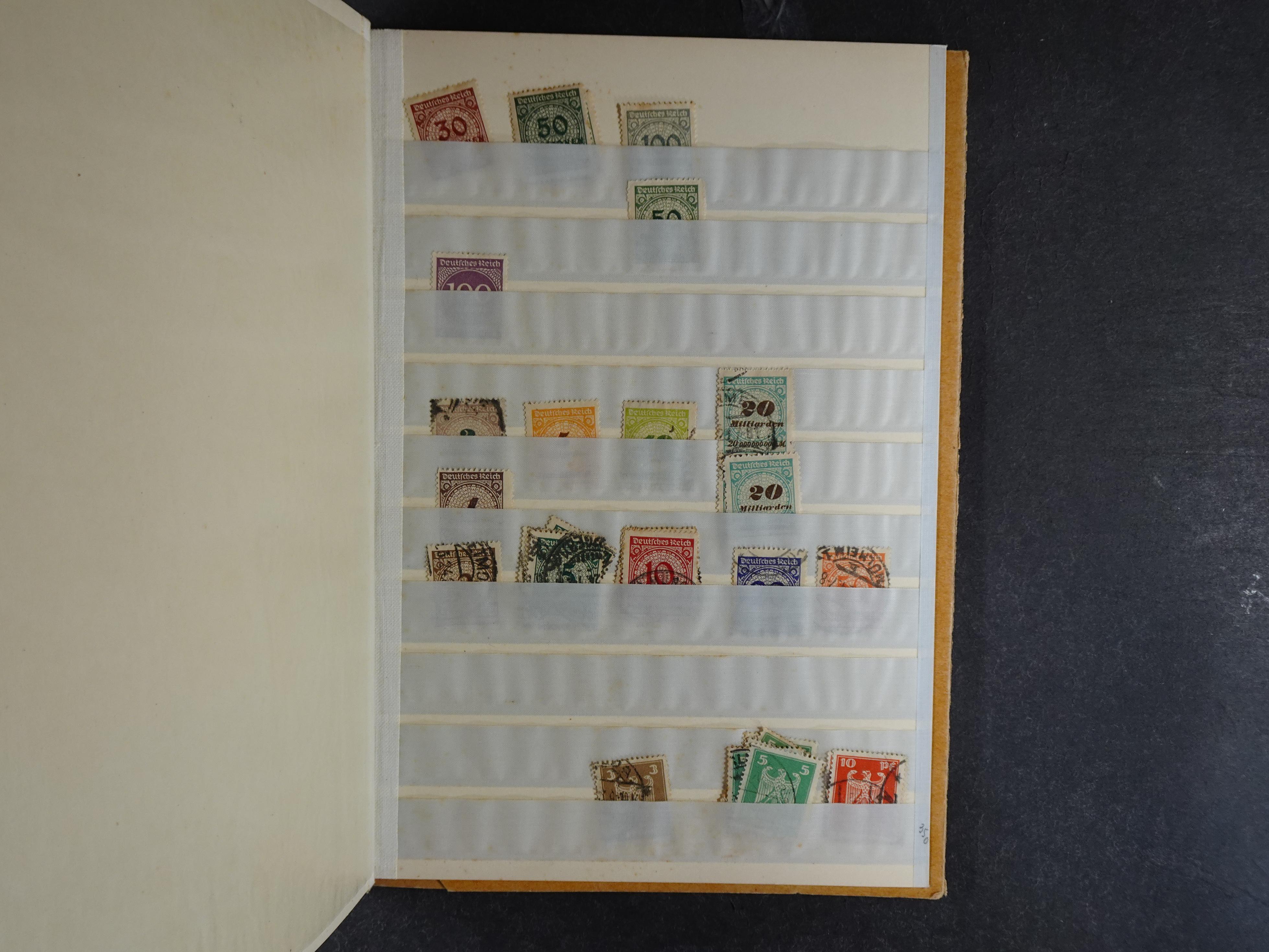 Doos met velerlei verrassingen waar onder betere zegels.
FUNDGRUBE. 189