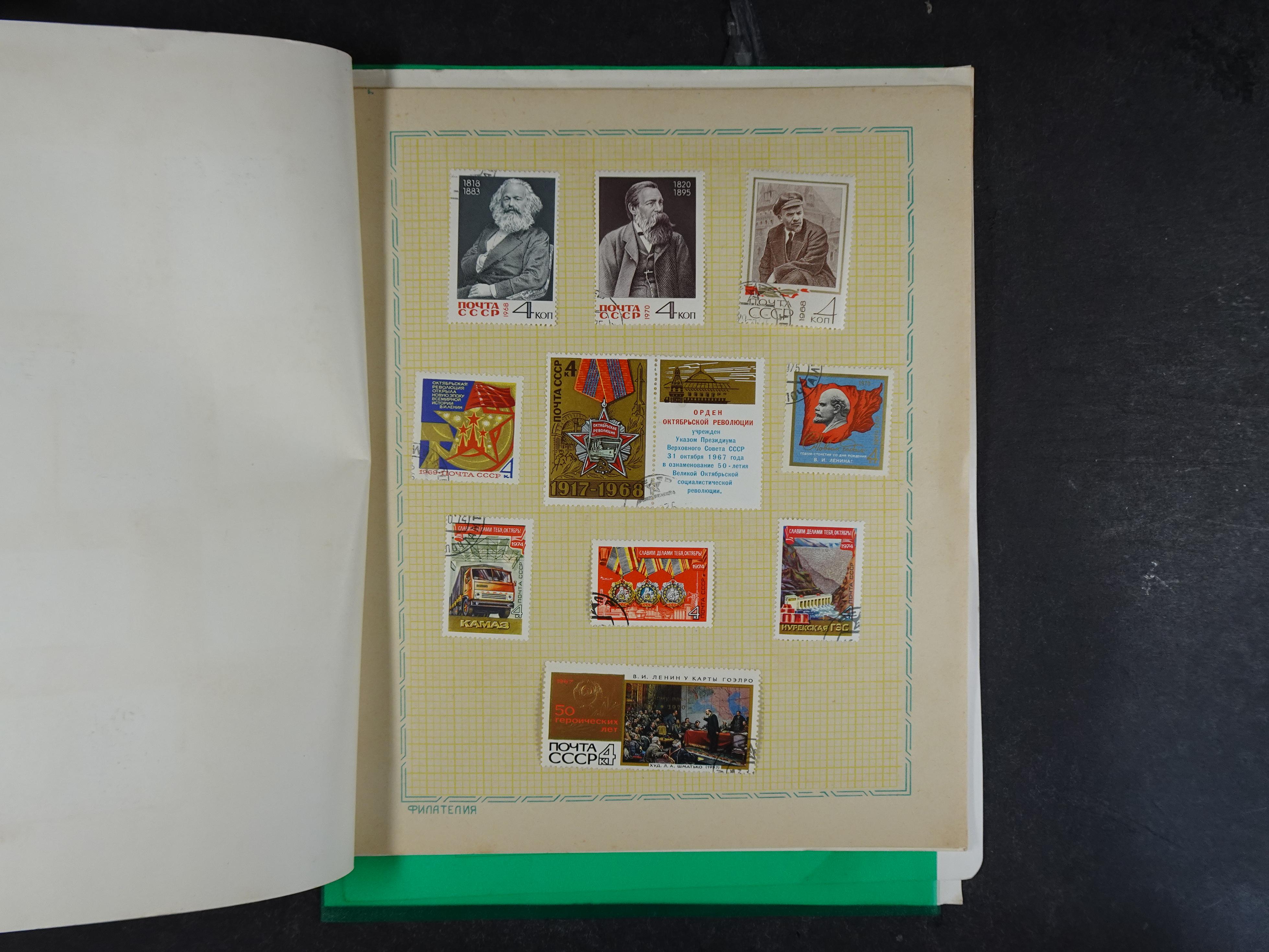 Doos met velerlei verrassingen waar onder betere zegels.
FUNDGRUBE. 203