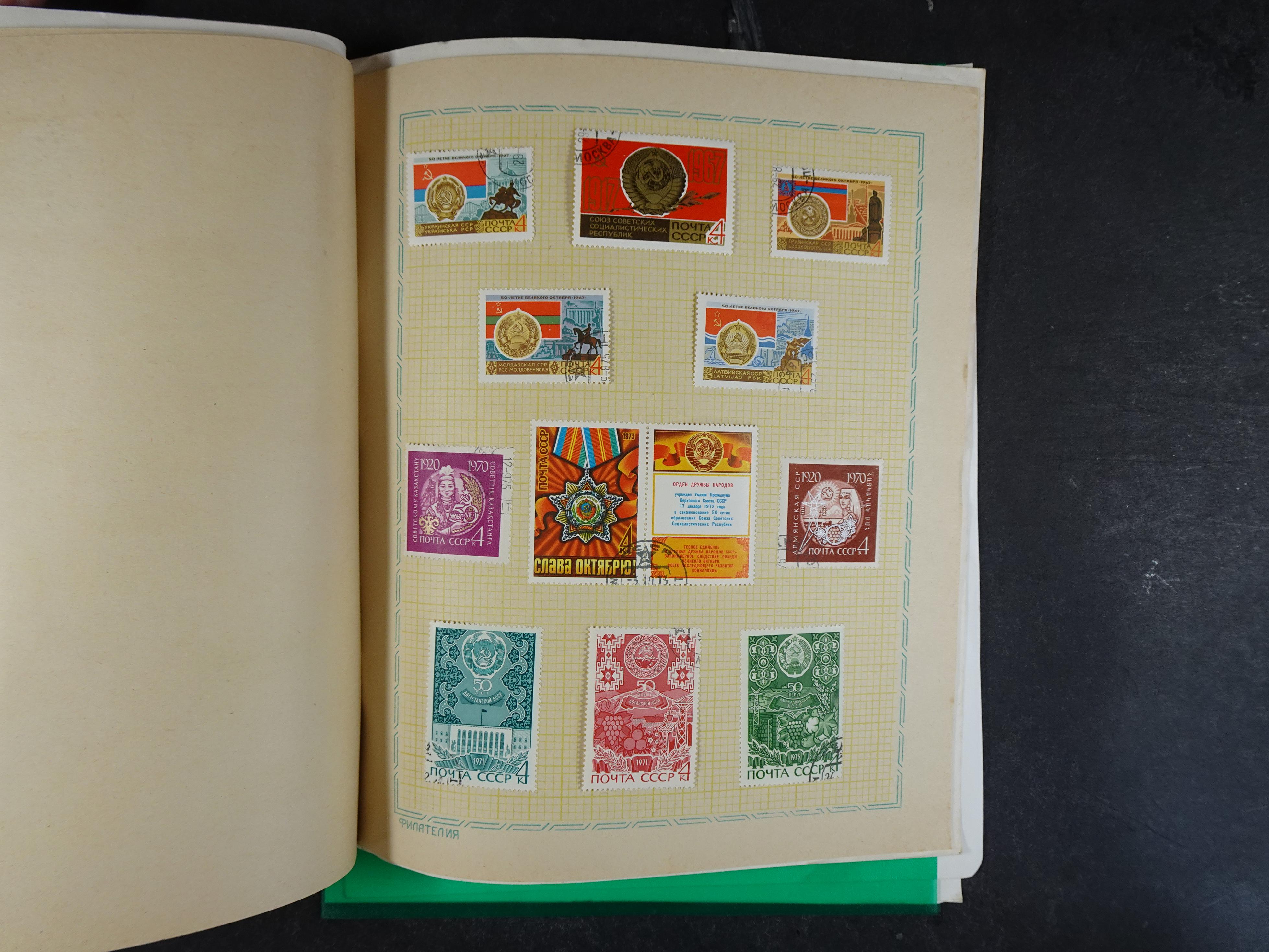 Doos met velerlei verrassingen waar onder betere zegels.
FUNDGRUBE. 209