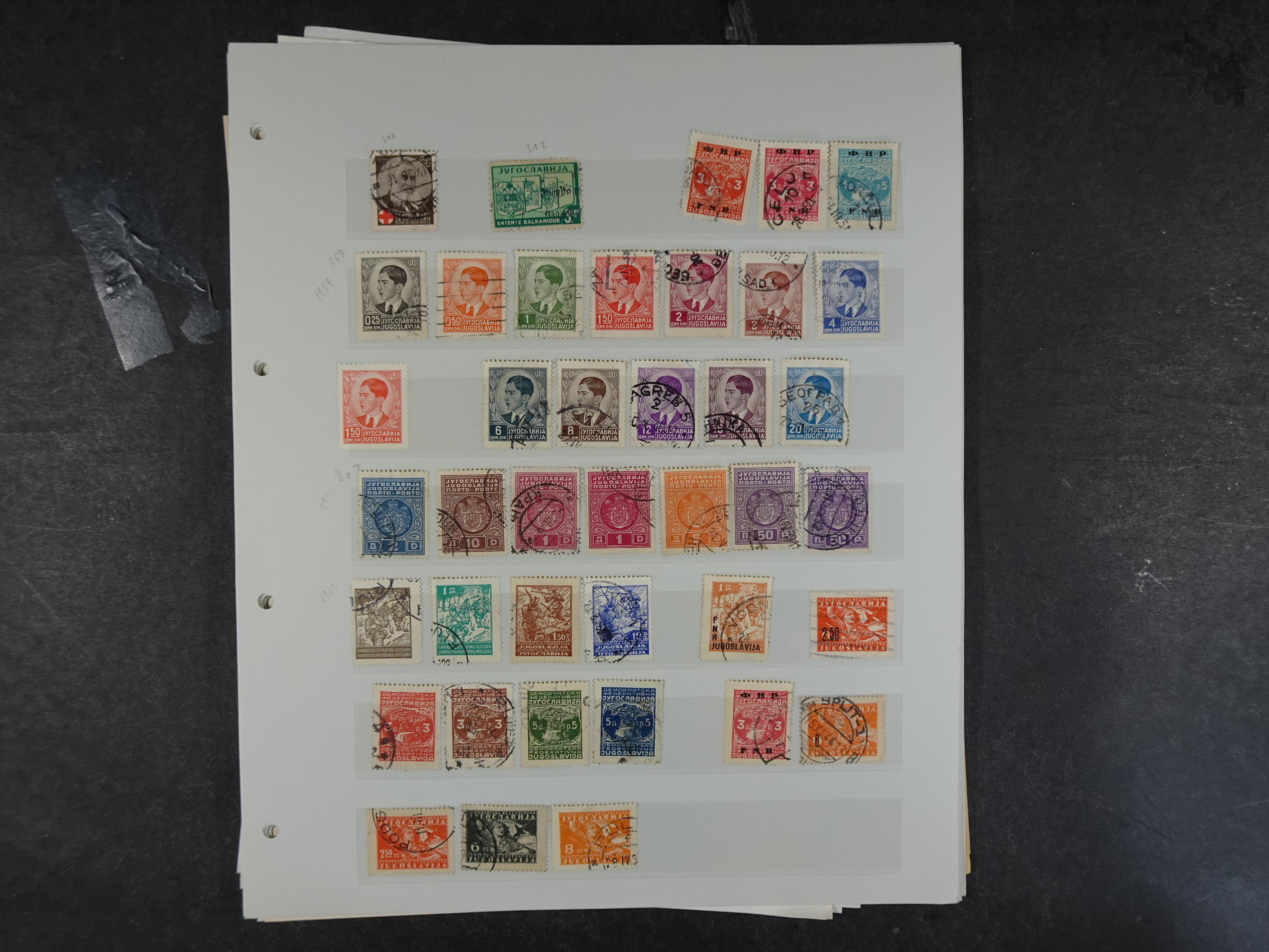 Doos met velerlei verrassingen waar onder betere zegels.
FUNDGRUBE. 231