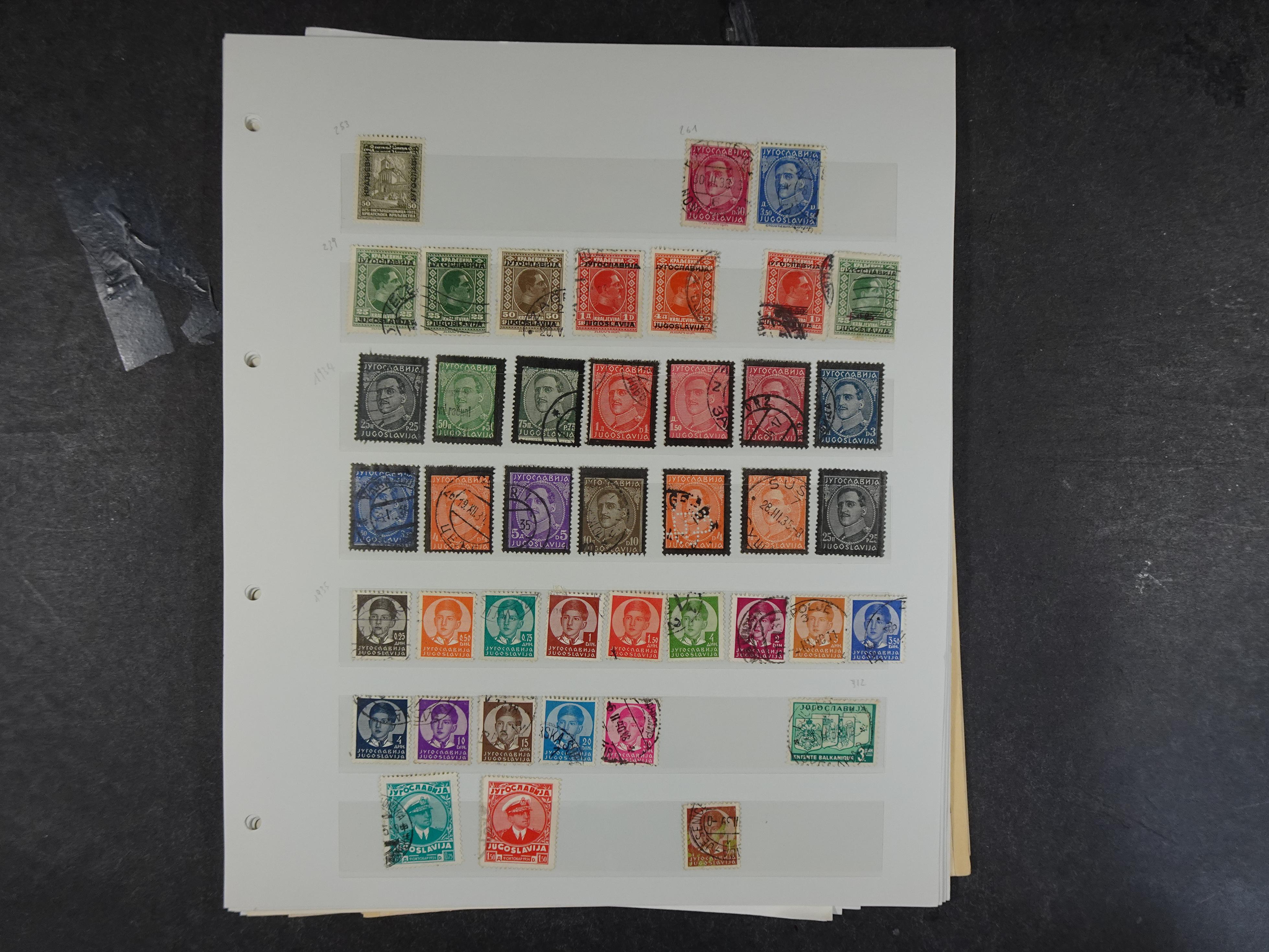 Doos met velerlei verrassingen waar onder betere zegels.
FUNDGRUBE. 232