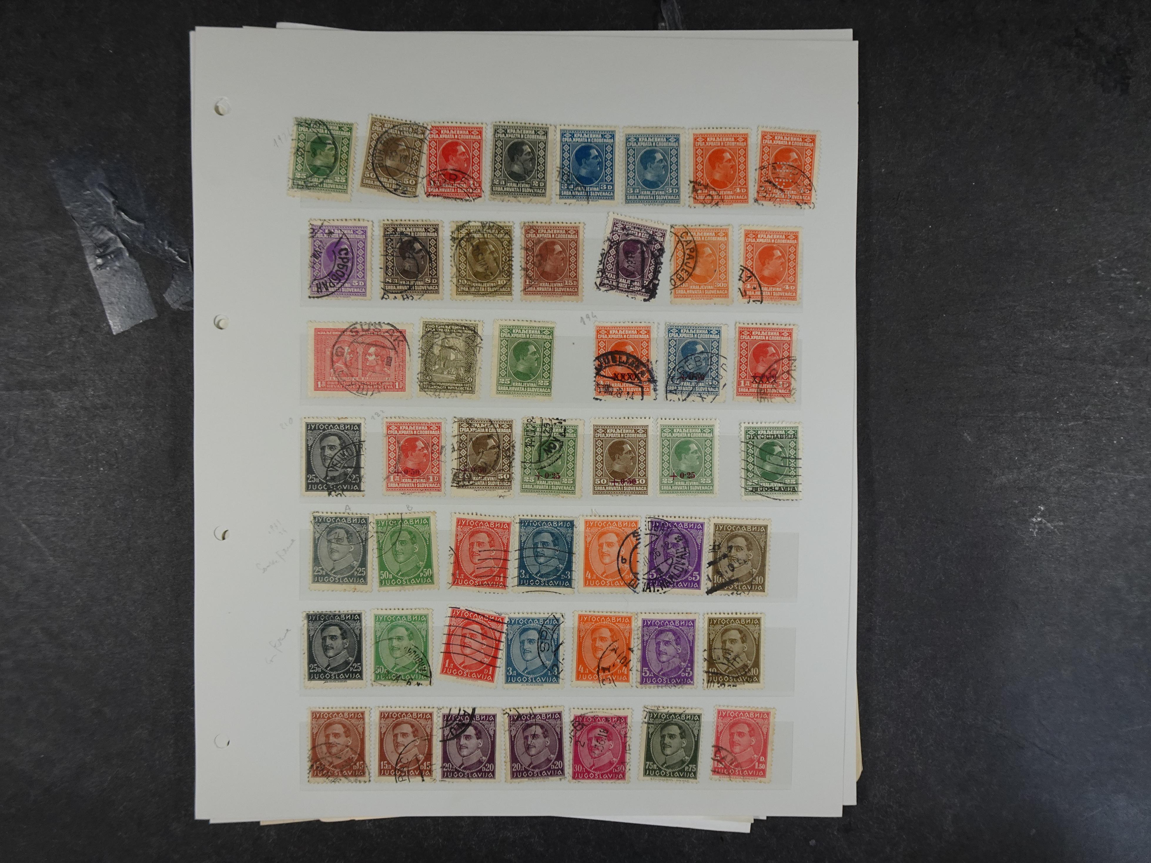 Doos met velerlei verrassingen waar onder betere zegels.
FUNDGRUBE. 234