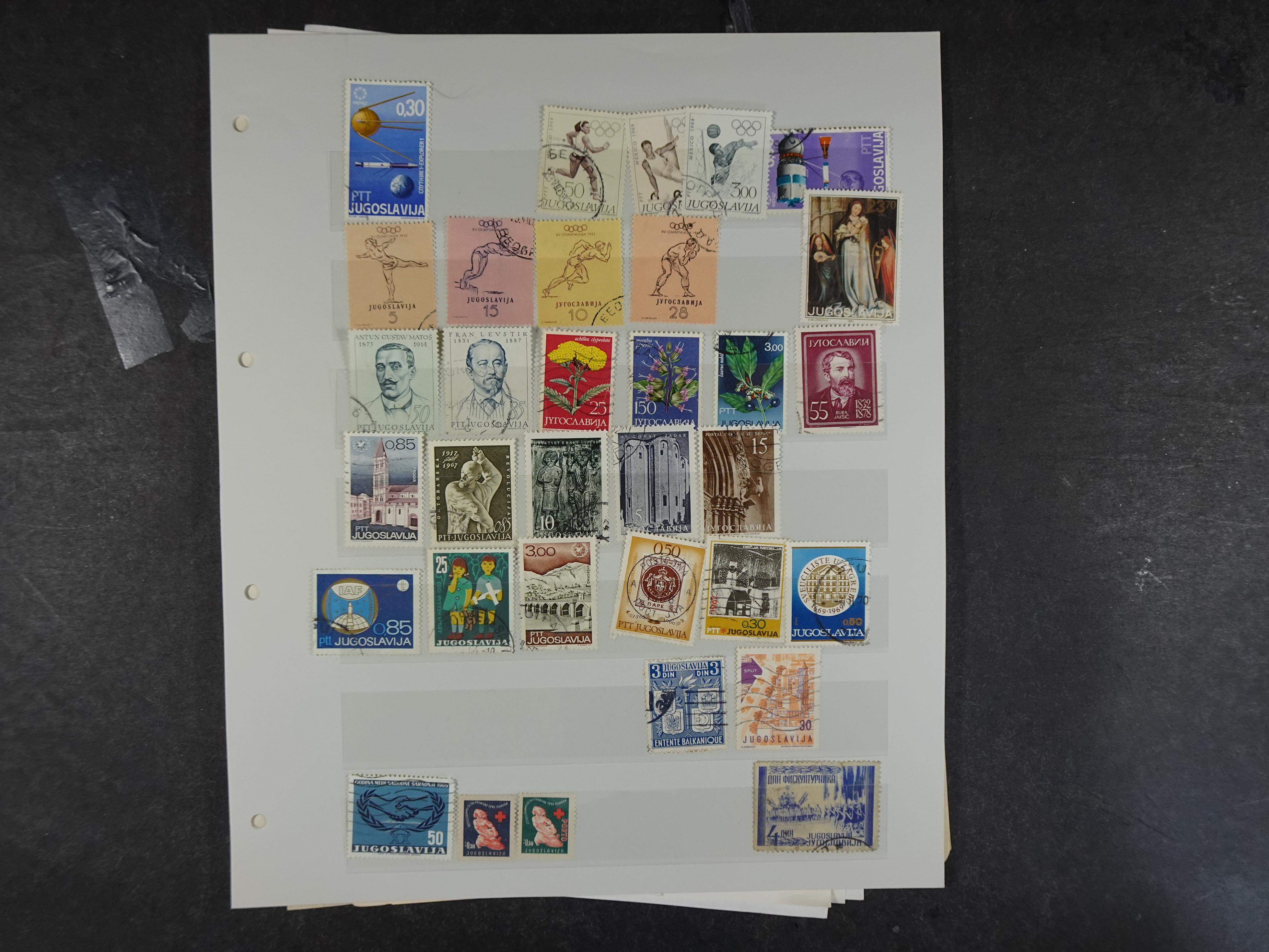 Doos met velerlei verrassingen waar onder betere zegels.
FUNDGRUBE. 235