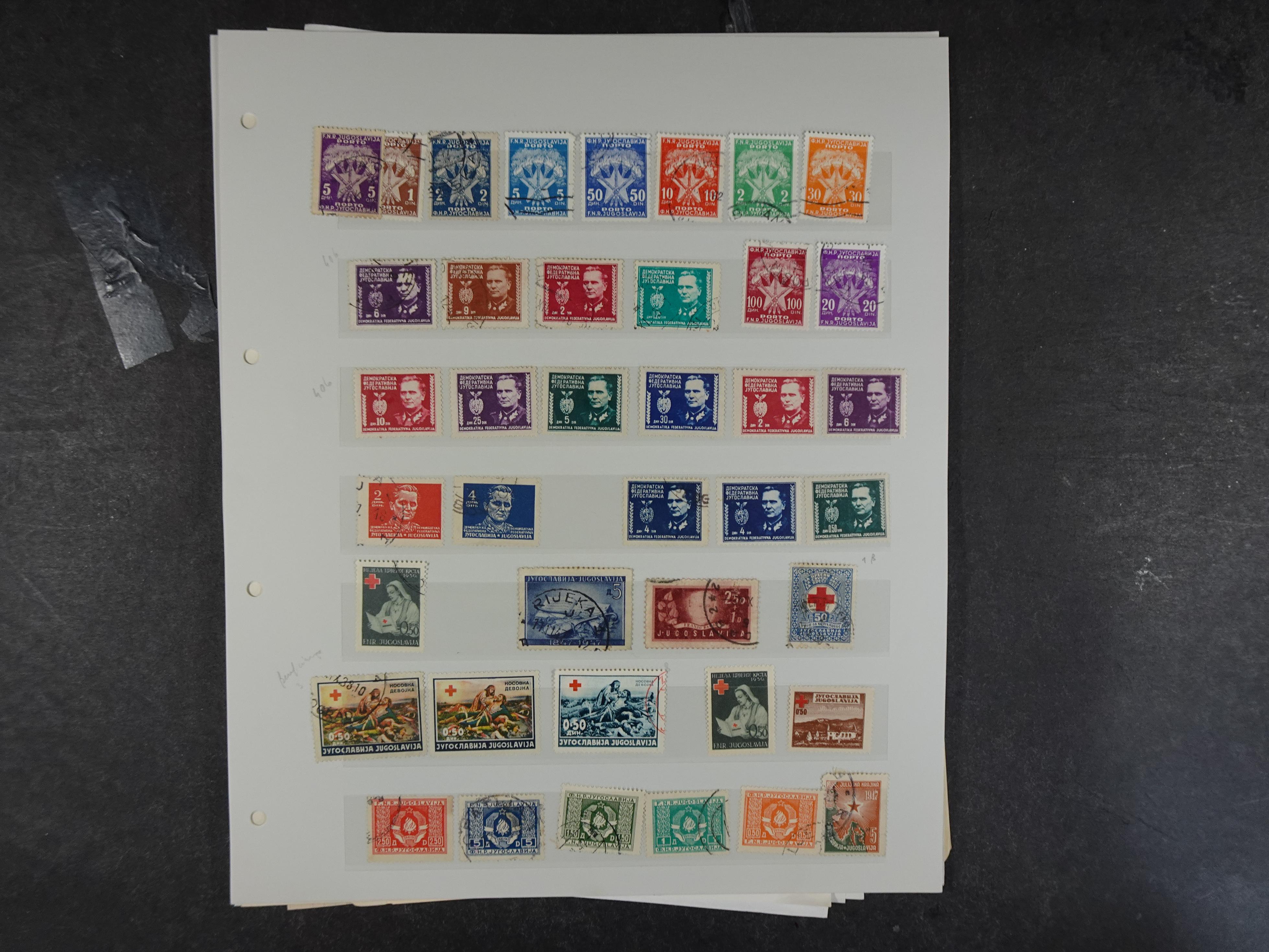 Doos met velerlei verrassingen waar onder betere zegels.
FUNDGRUBE. 236