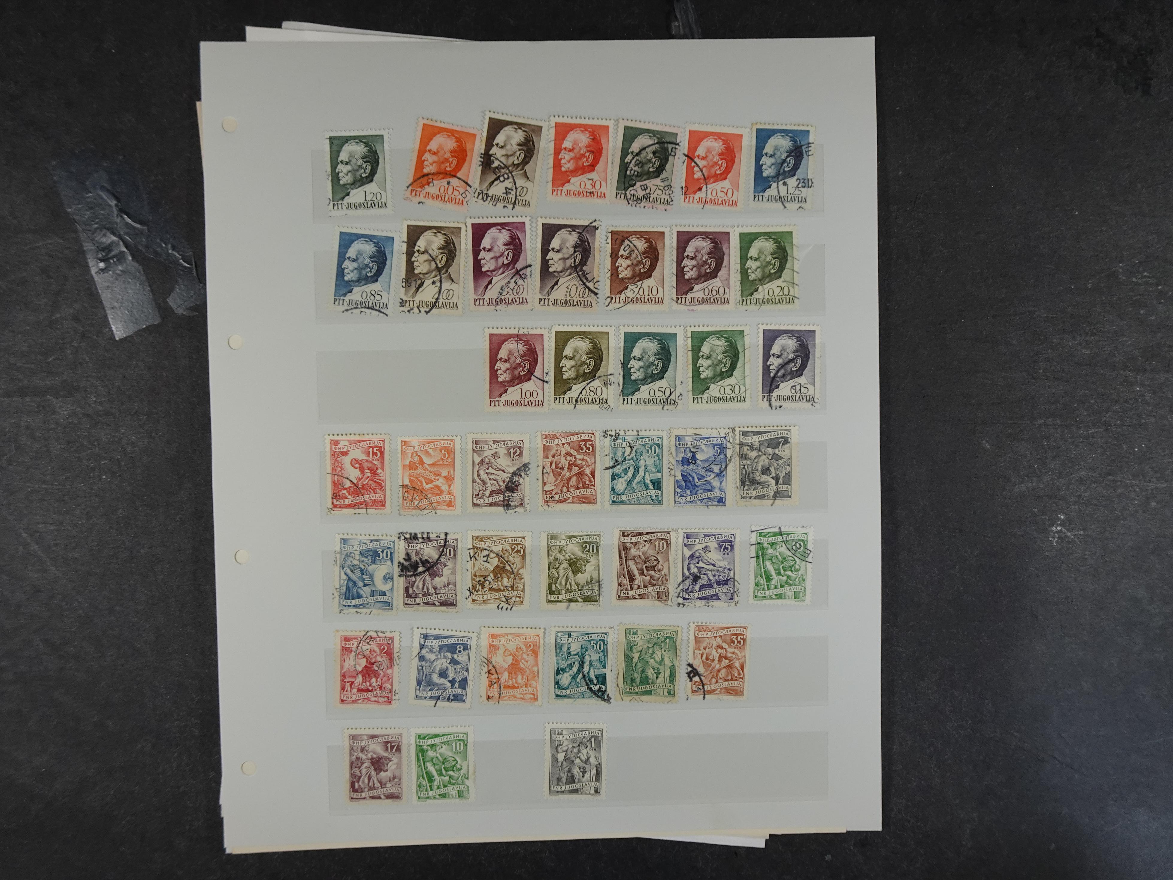 Doos met velerlei verrassingen waar onder betere zegels.
FUNDGRUBE. 237