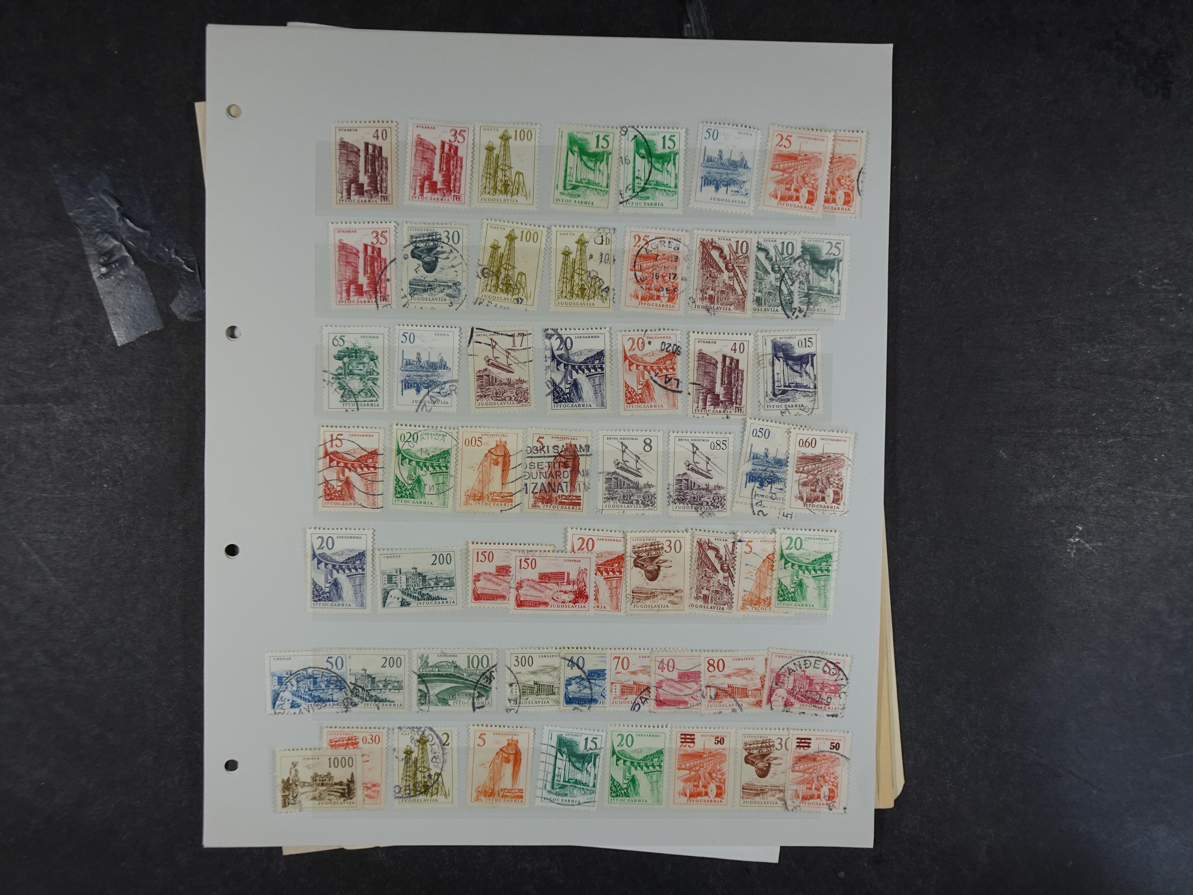 Doos met velerlei verrassingen waar onder betere zegels.
FUNDGRUBE. 239