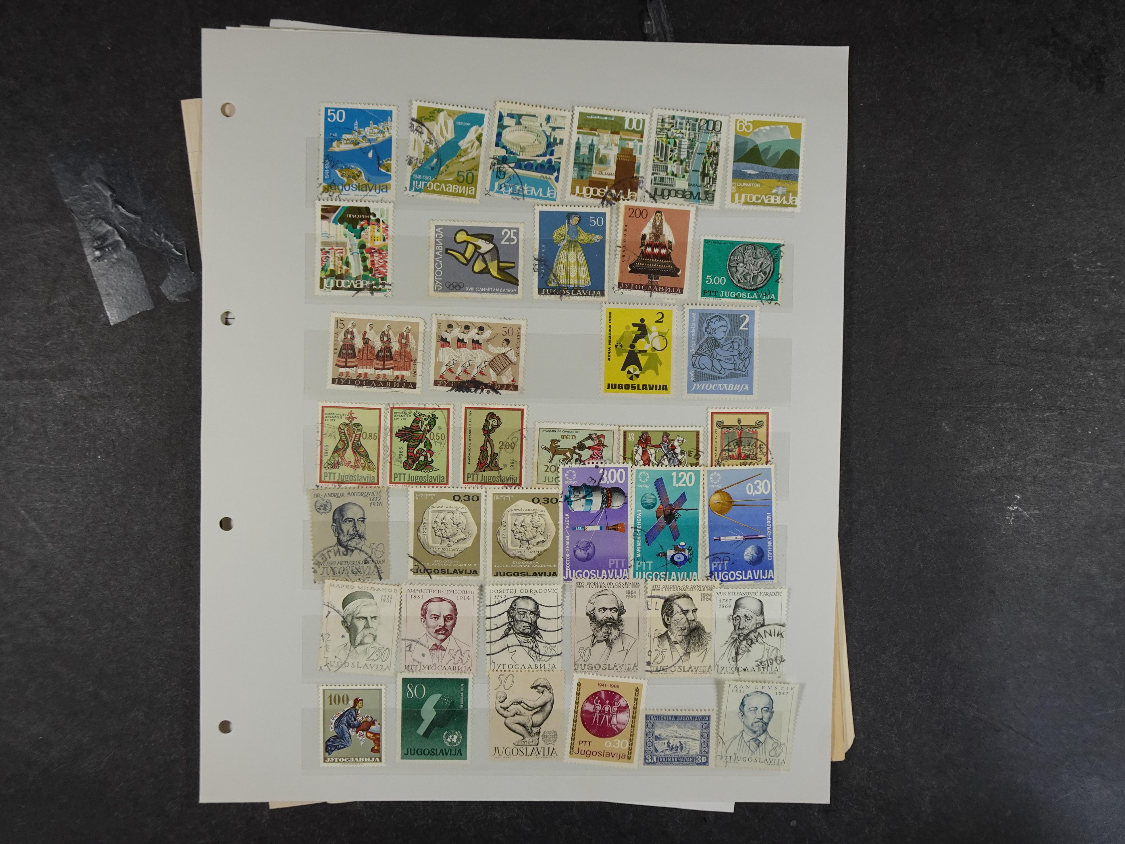 Doos met velerlei verrassingen waar onder betere zegels.
FUNDGRUBE. 240