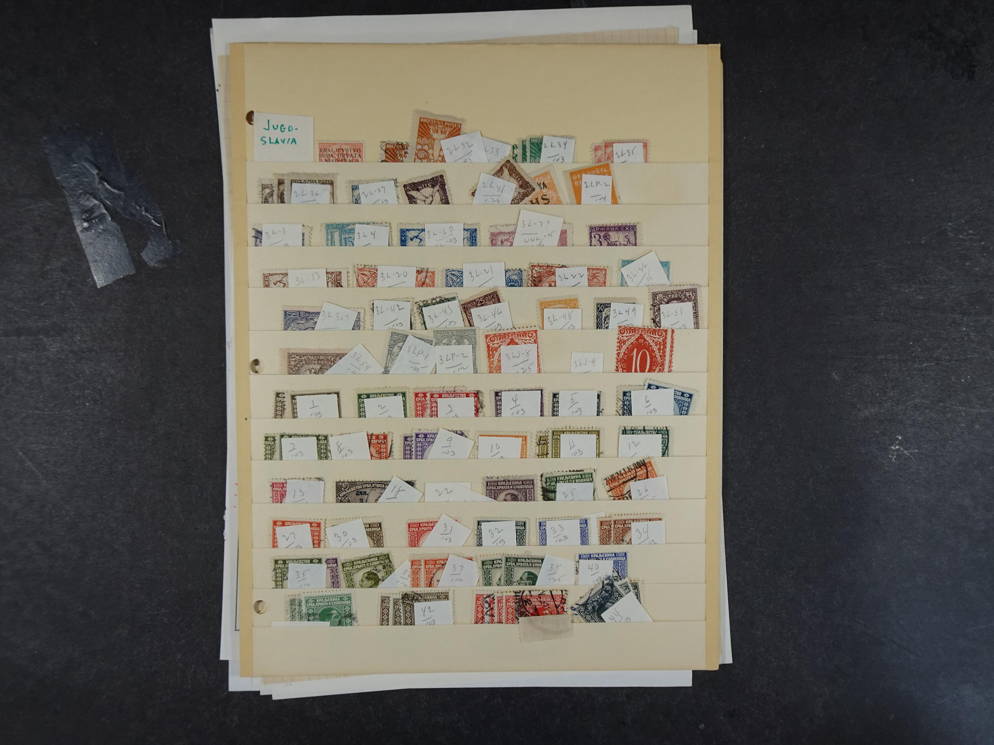 Doos met velerlei verrassingen waar onder betere zegels.
FUNDGRUBE. 241