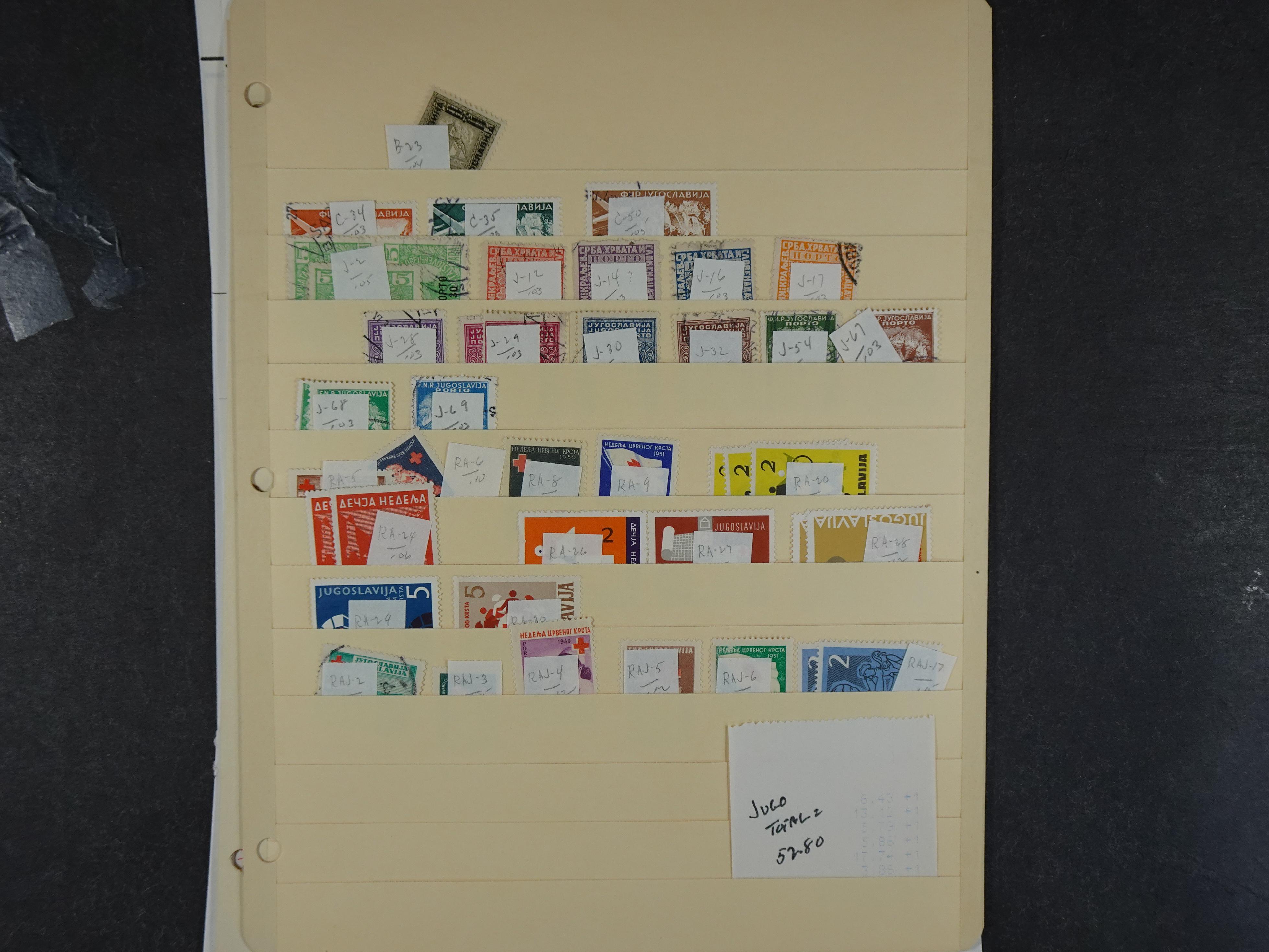 Doos met velerlei verrassingen waar onder betere zegels.
FUNDGRUBE. 242