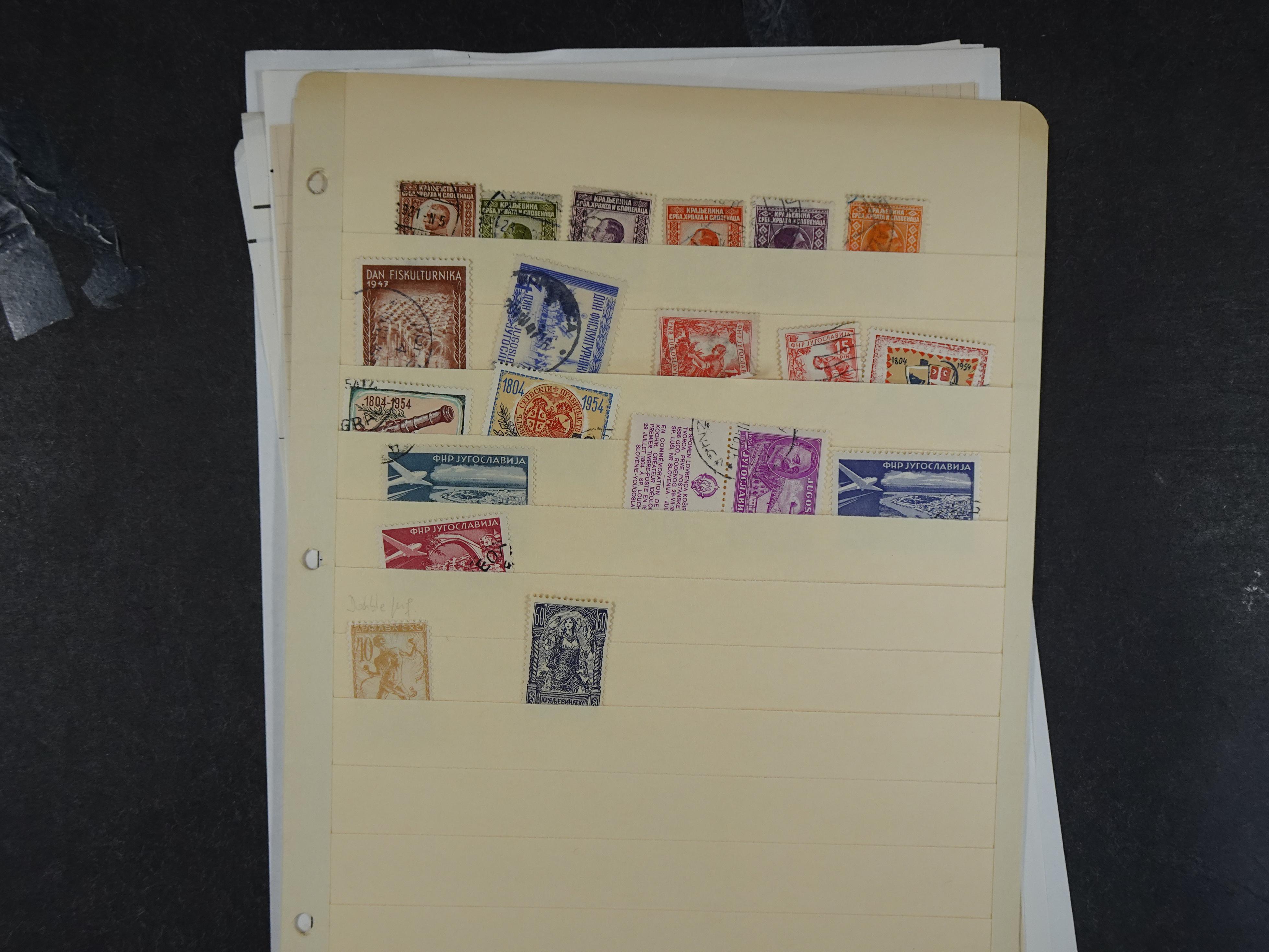 Doos met velerlei verrassingen waar onder betere zegels.
FUNDGRUBE. 243