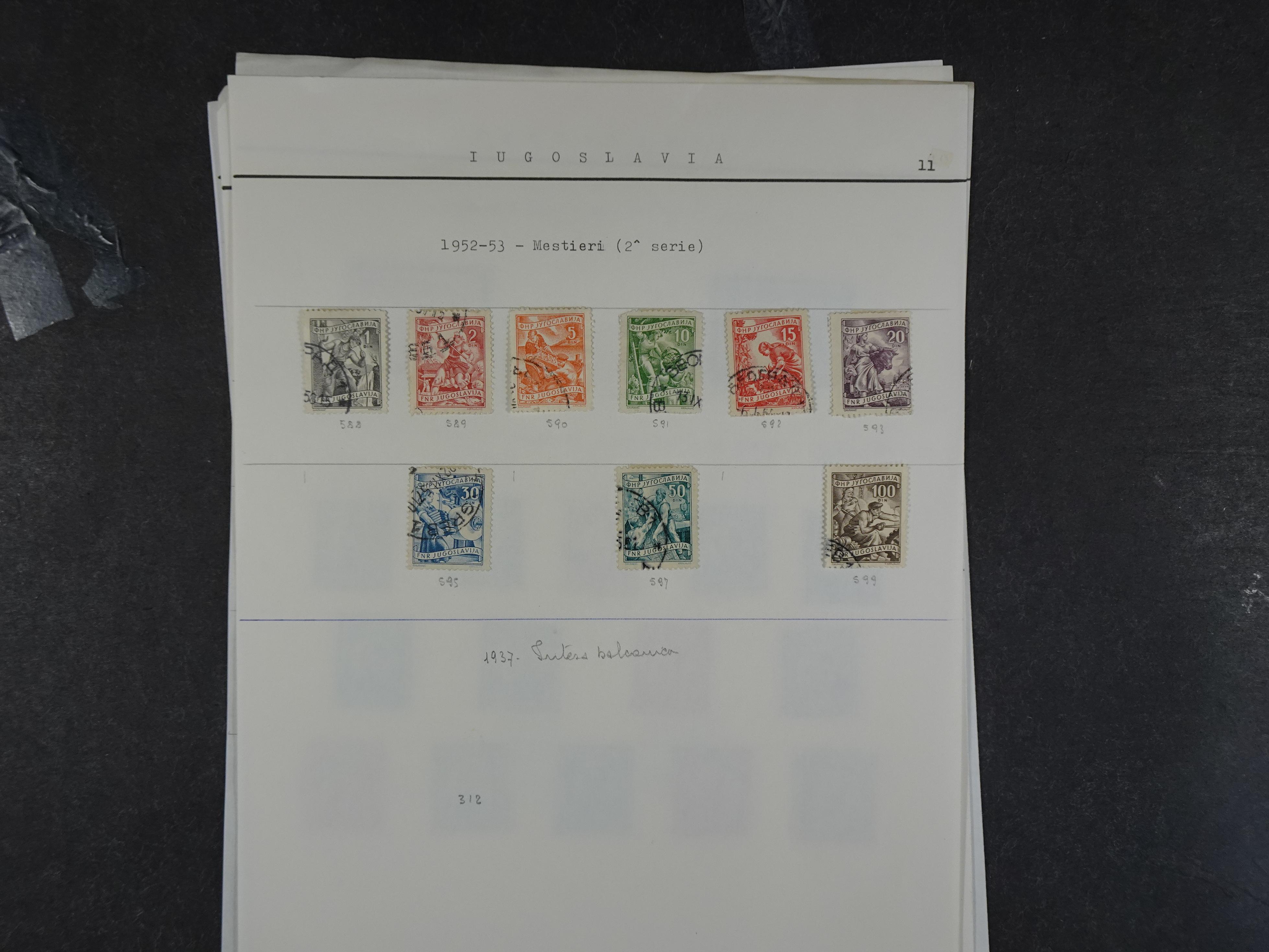 Doos met velerlei verrassingen waar onder betere zegels.
FUNDGRUBE. 245