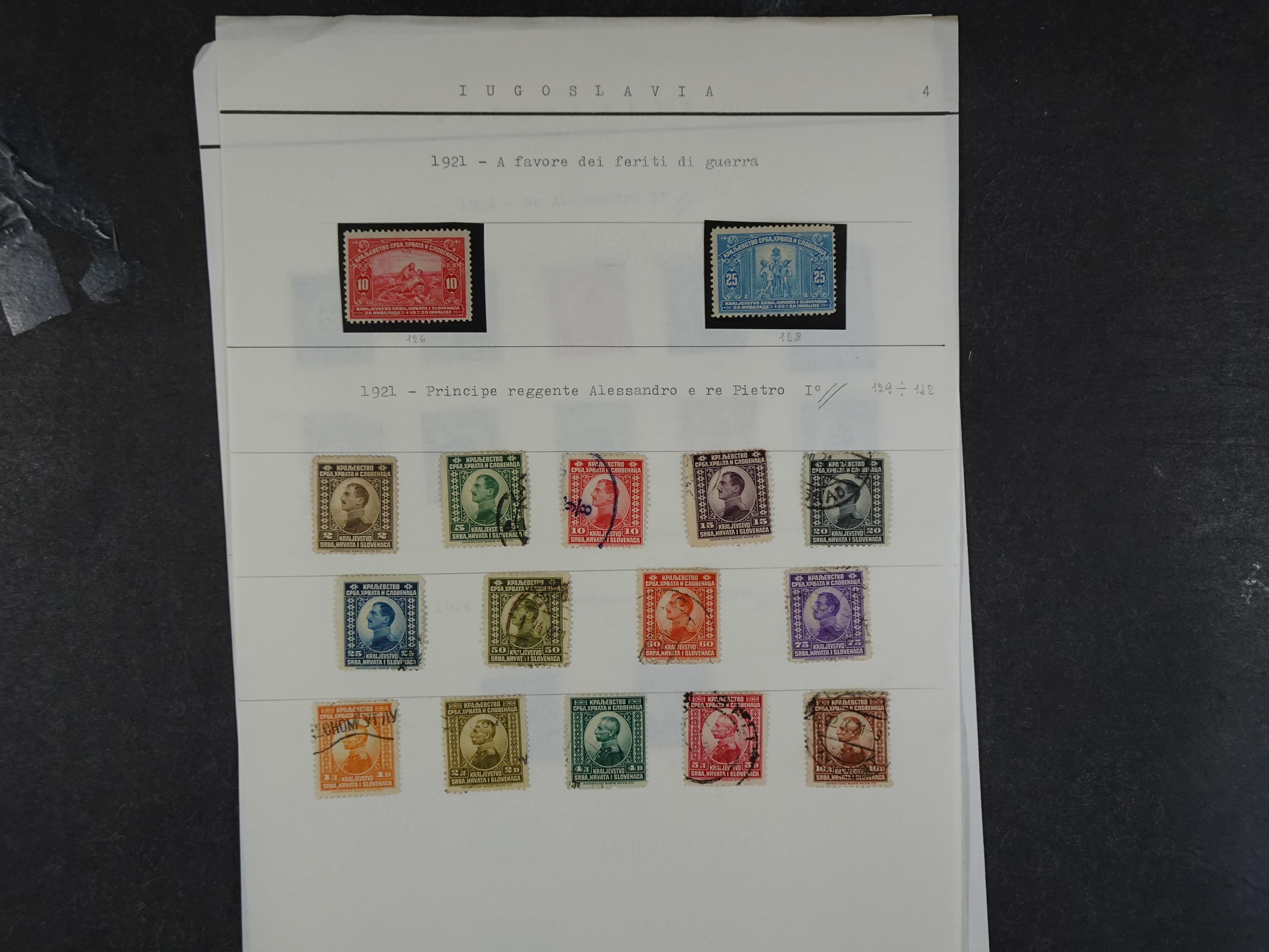 Doos met velerlei verrassingen waar onder betere zegels.
FUNDGRUBE. 246