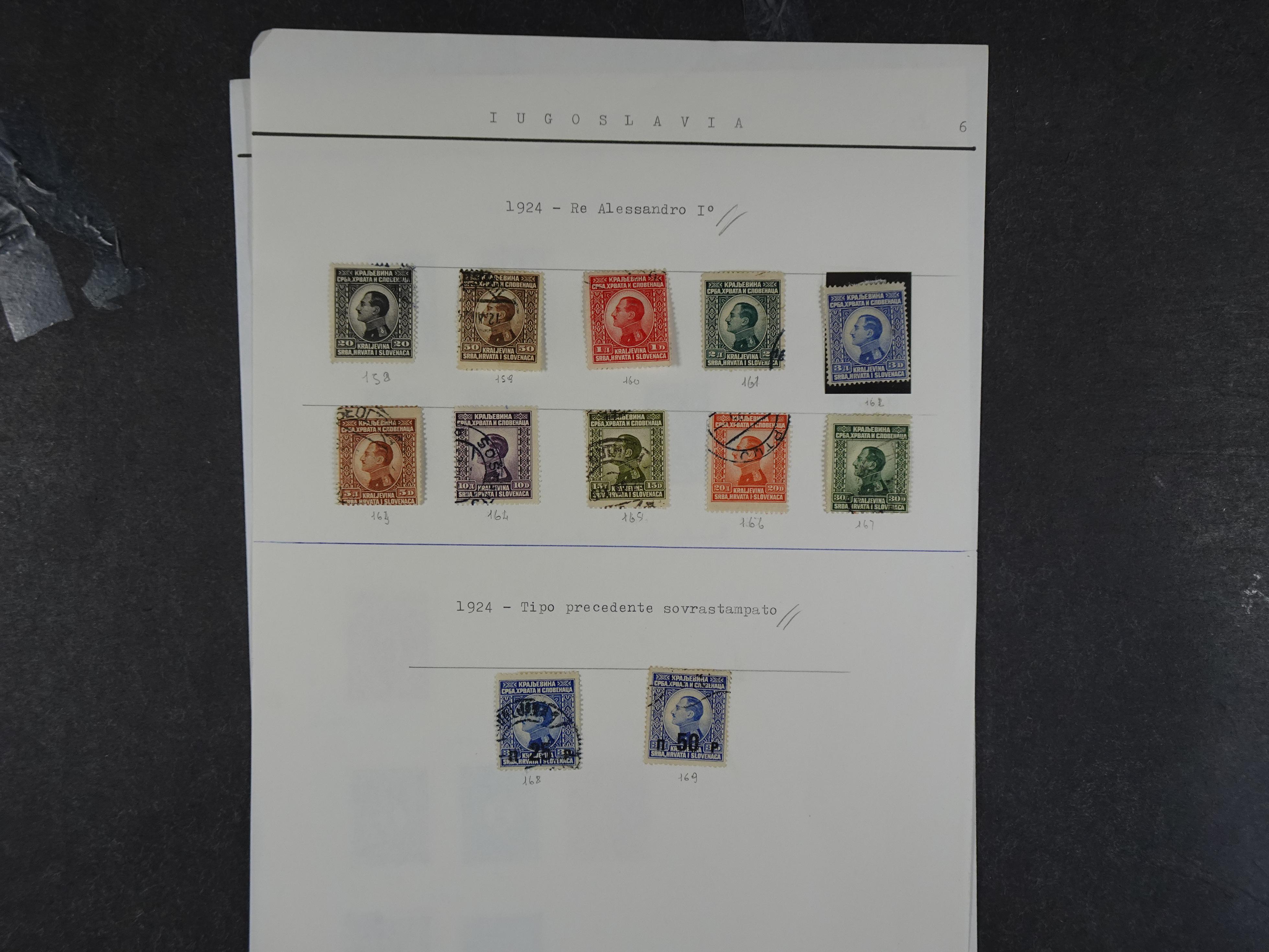 Doos met velerlei verrassingen waar onder betere zegels.
FUNDGRUBE. 247