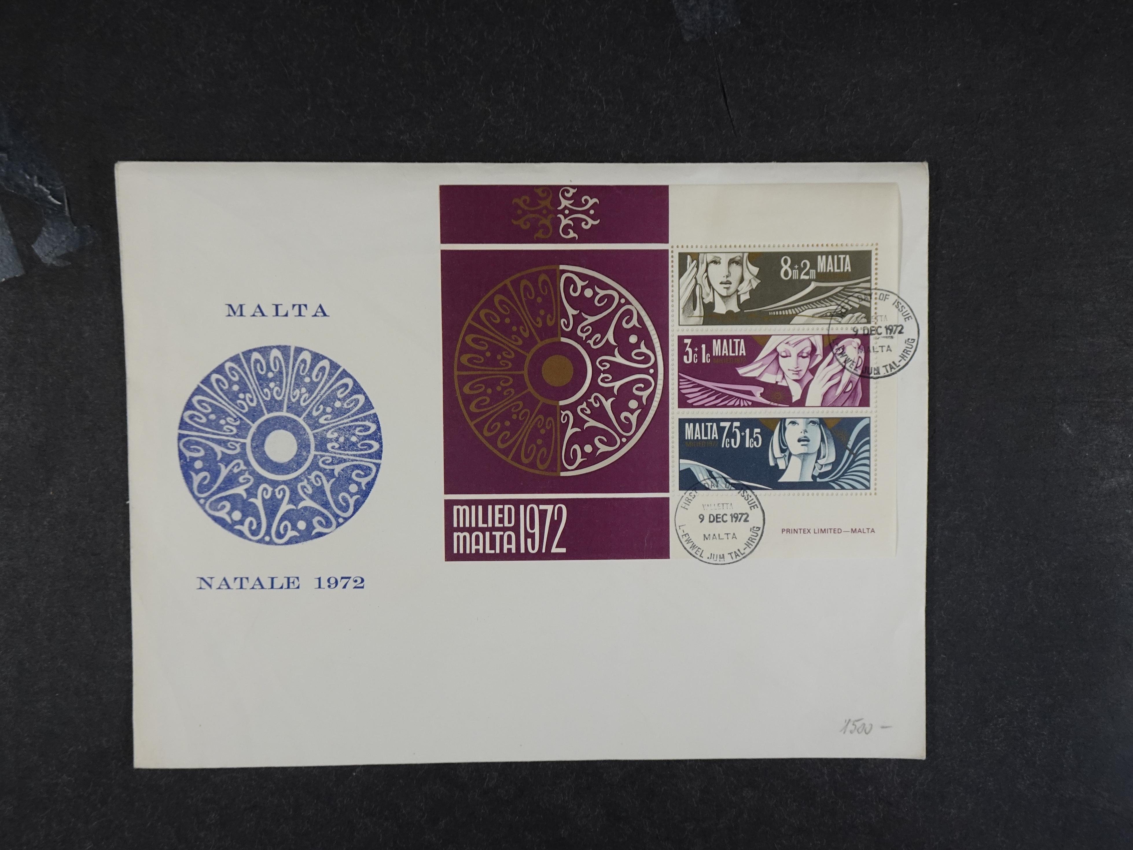 Doos met velerlei verrassingen waar onder betere zegels.
FUNDGRUBE. 253