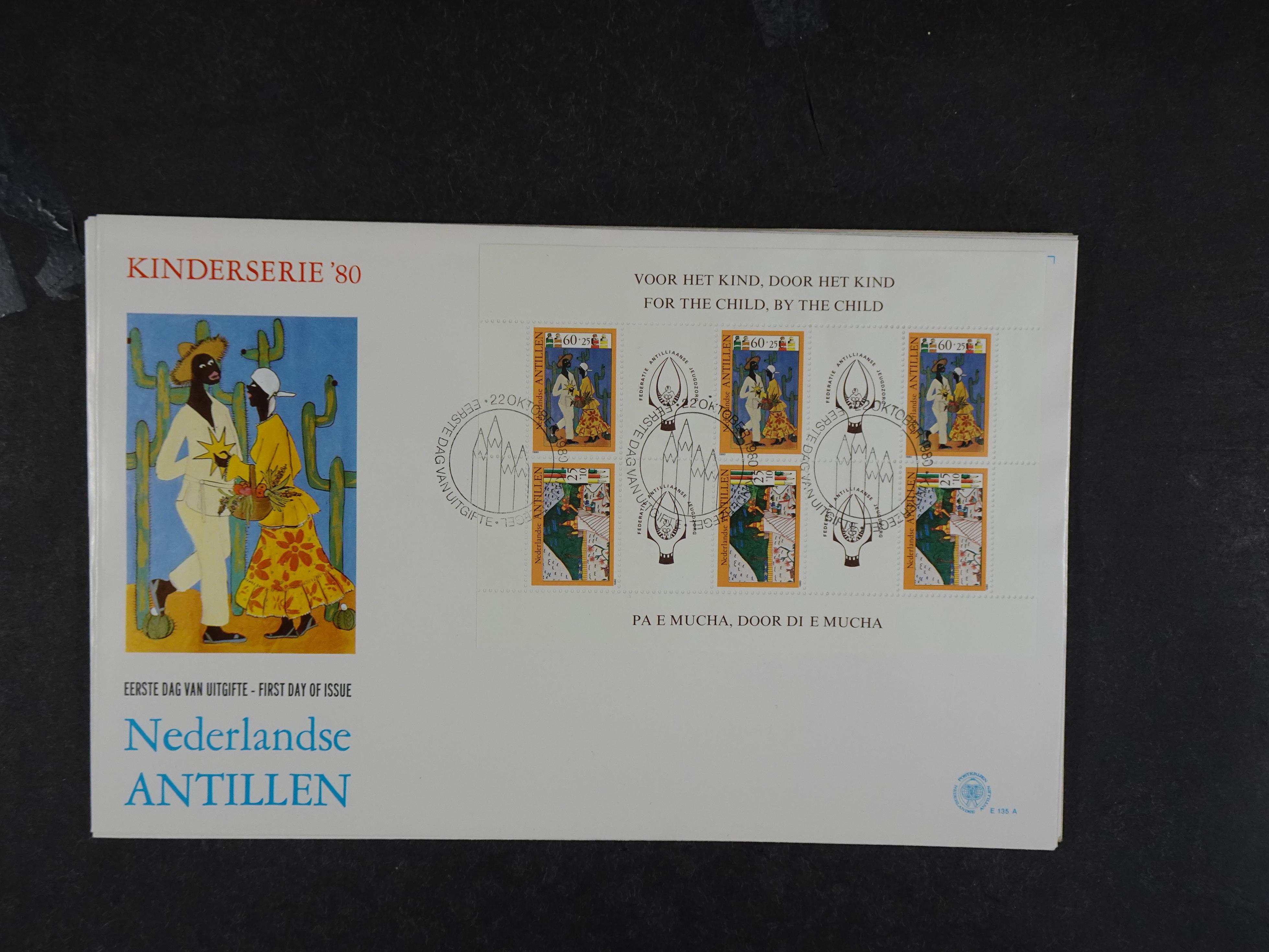 Doos met velerlei verrassingen waar onder betere zegels.
FUNDGRUBE. 254