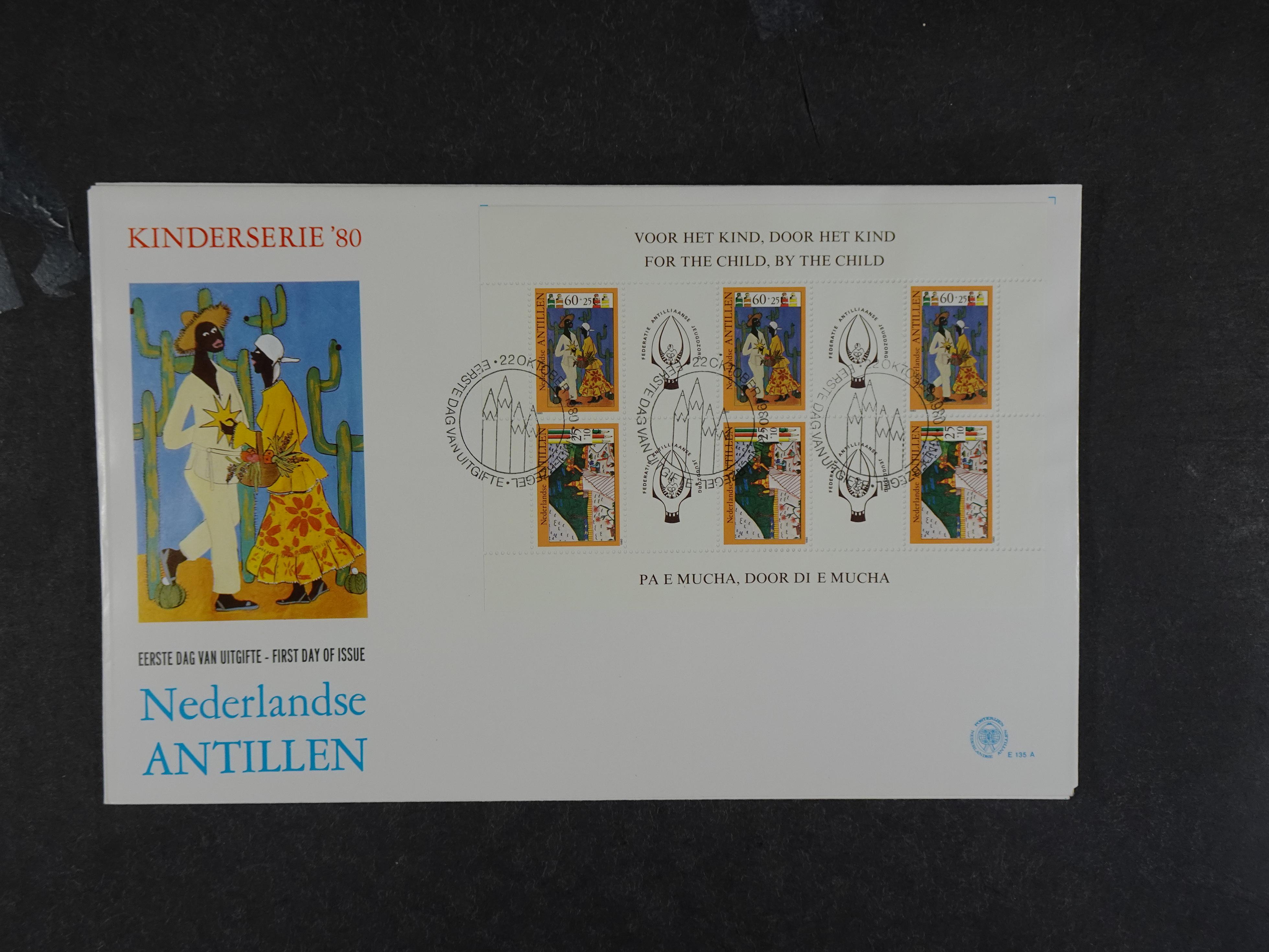 Doos met velerlei verrassingen waar onder betere zegels.
FUNDGRUBE. 255