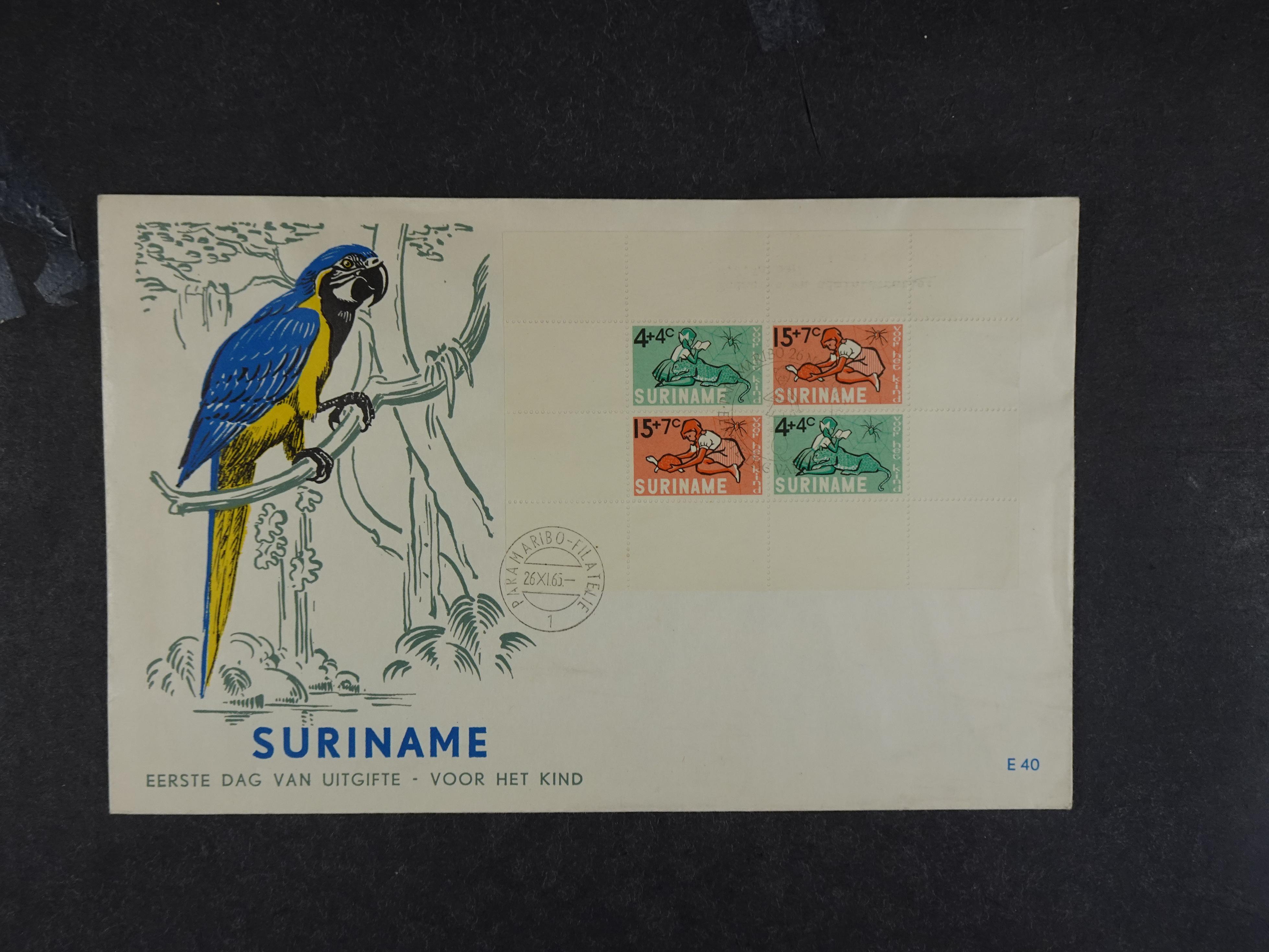 Doos met velerlei verrassingen waar onder betere zegels.
FUNDGRUBE. 258