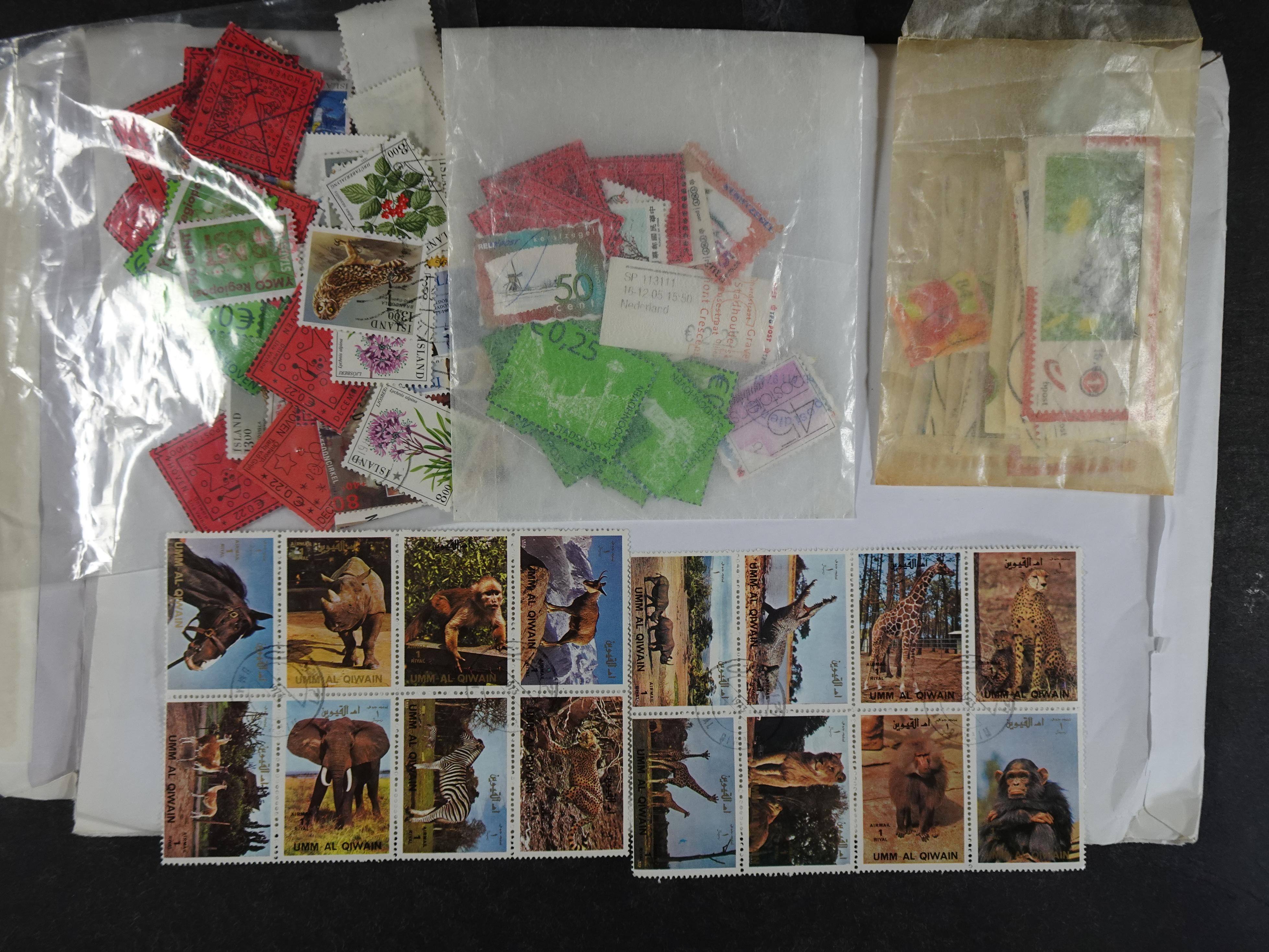 Doos met velerlei verrassingen waar onder betere zegels.
FUNDGRUBE. 260