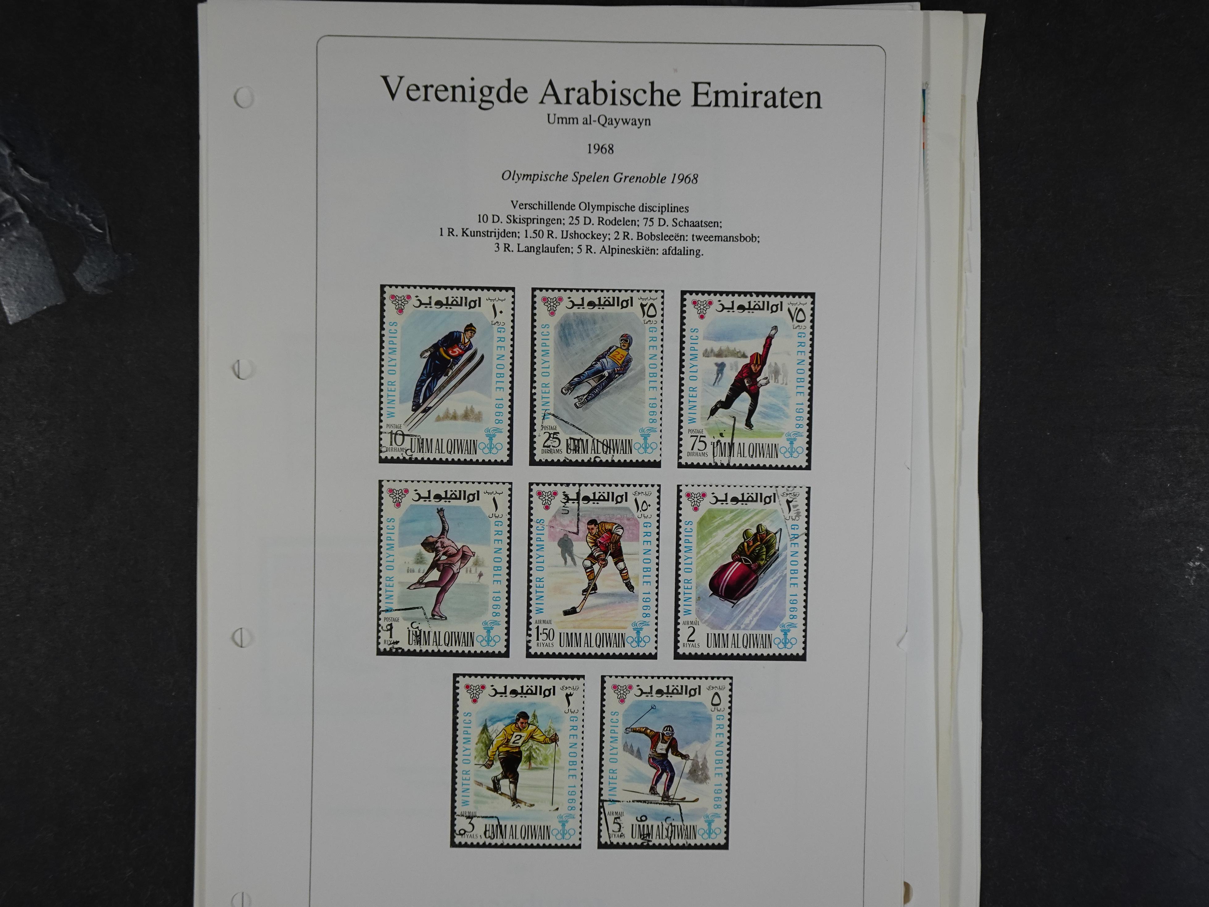 Doos met velerlei verrassingen waar onder betere zegels.
FUNDGRUBE. 261