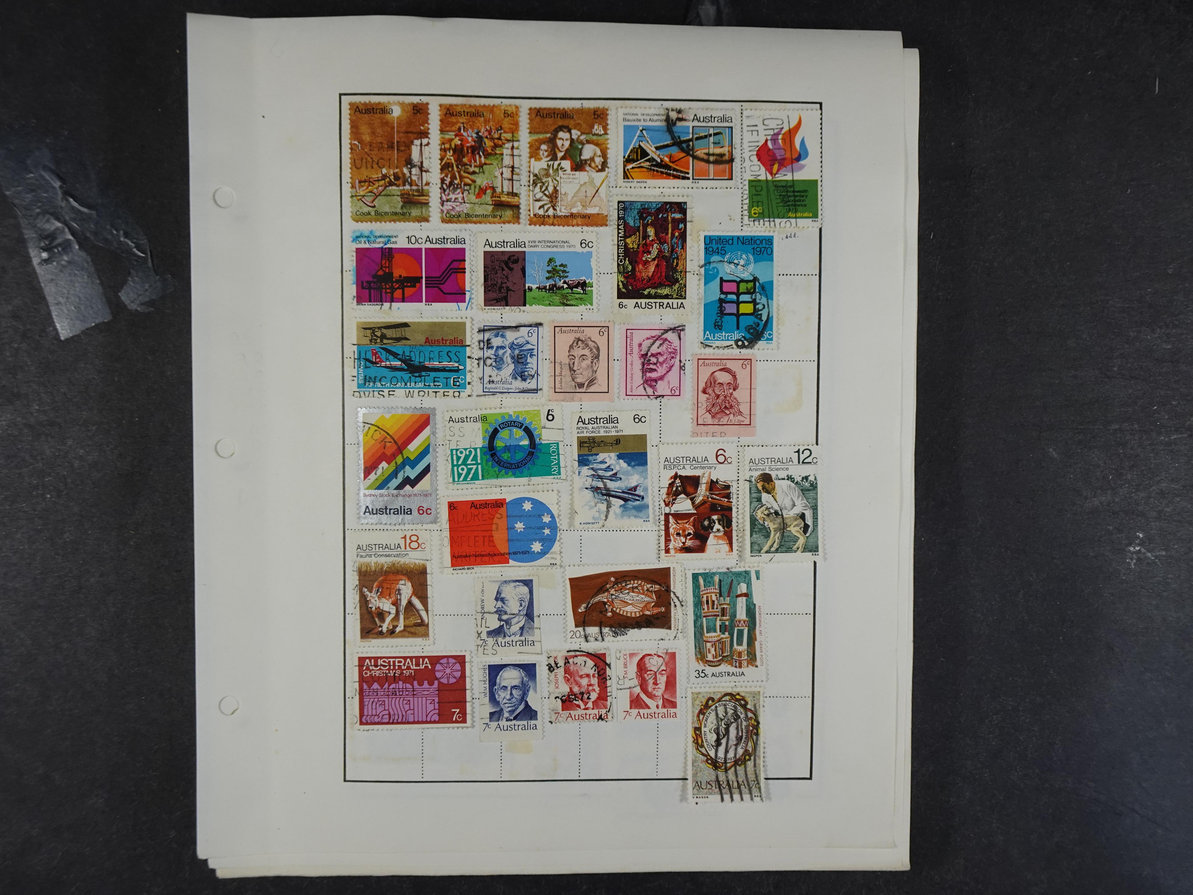 Doos met velerlei verrassingen waar onder betere zegels.
FUNDGRUBE. 279