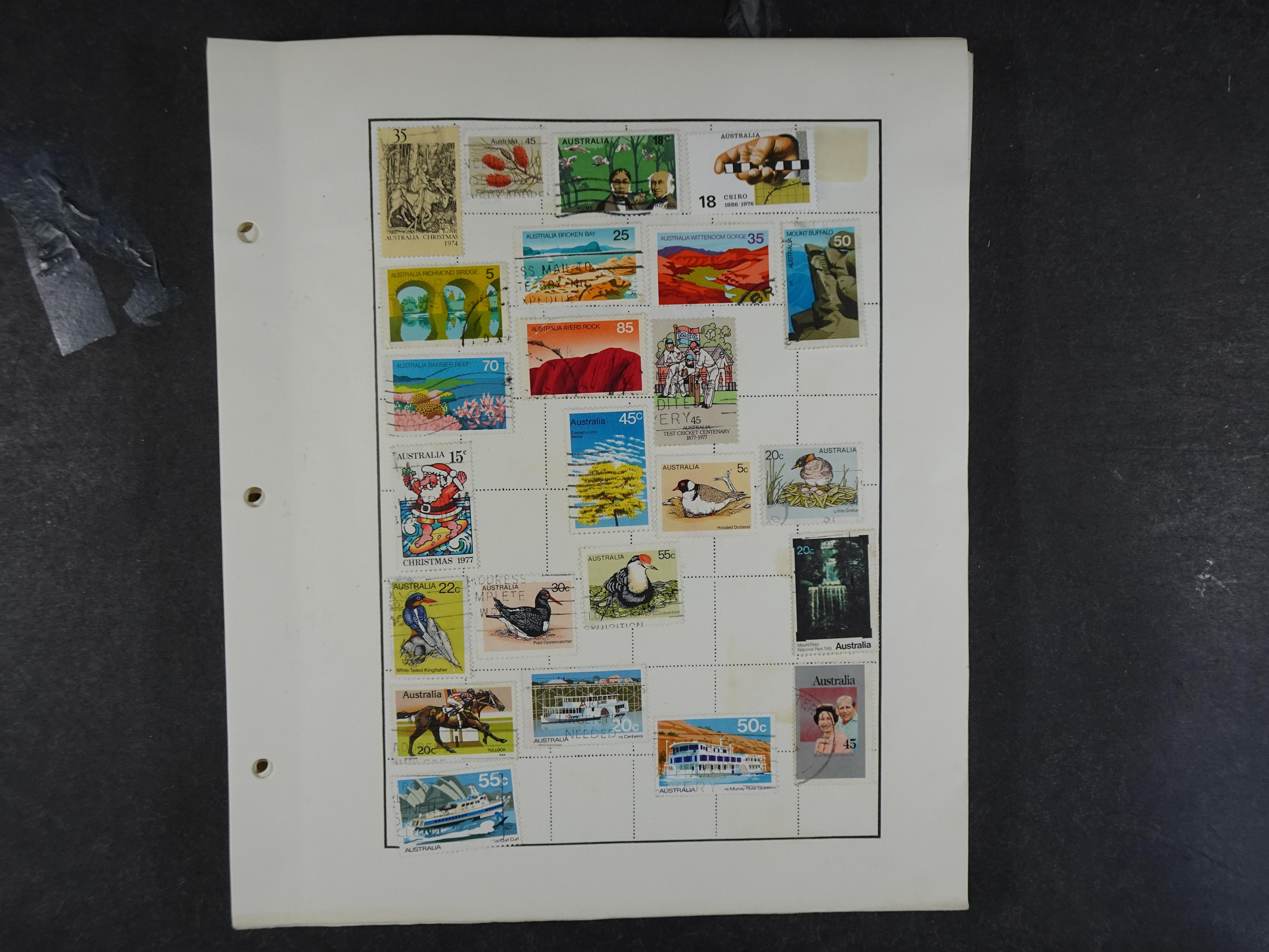 Doos met velerlei verrassingen waar onder betere zegels.
FUNDGRUBE. 281