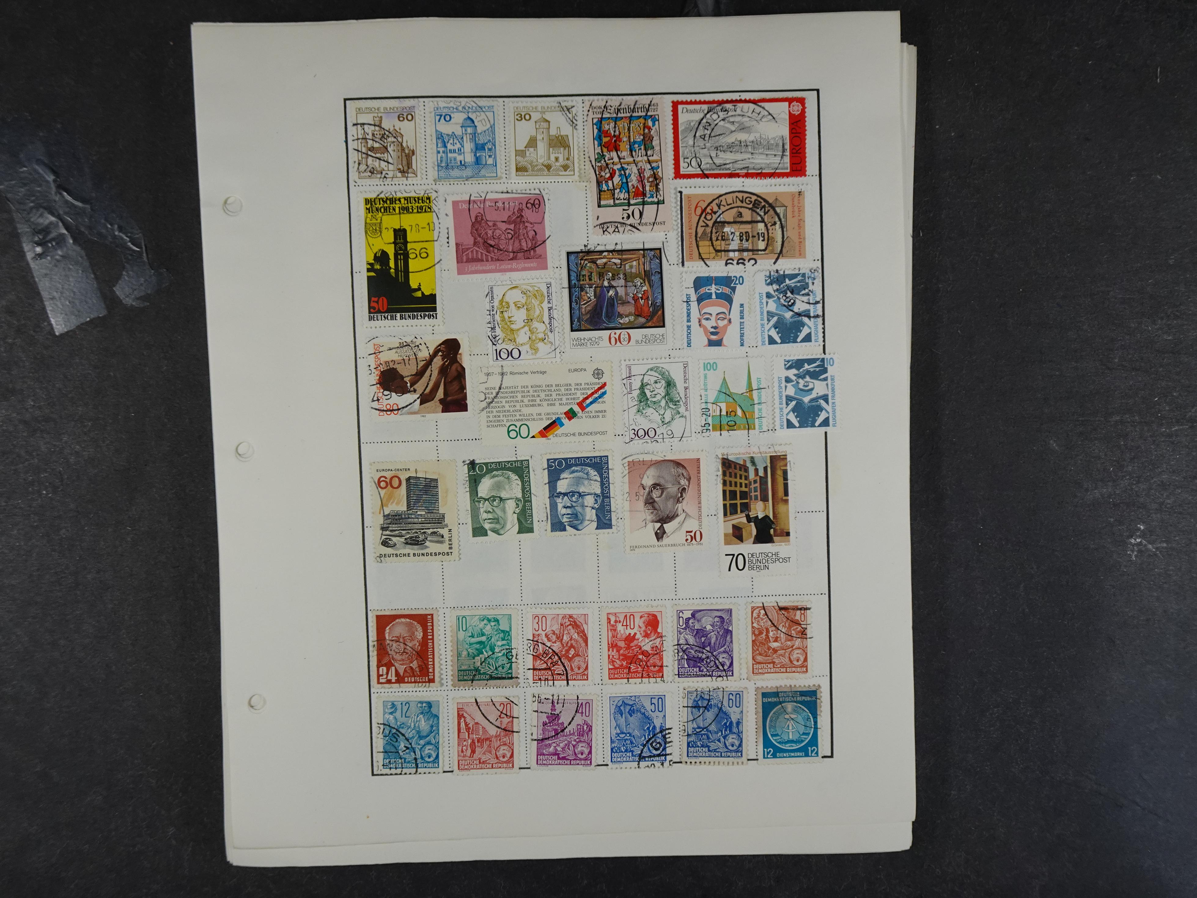 Doos met velerlei verrassingen waar onder betere zegels.
FUNDGRUBE. 308