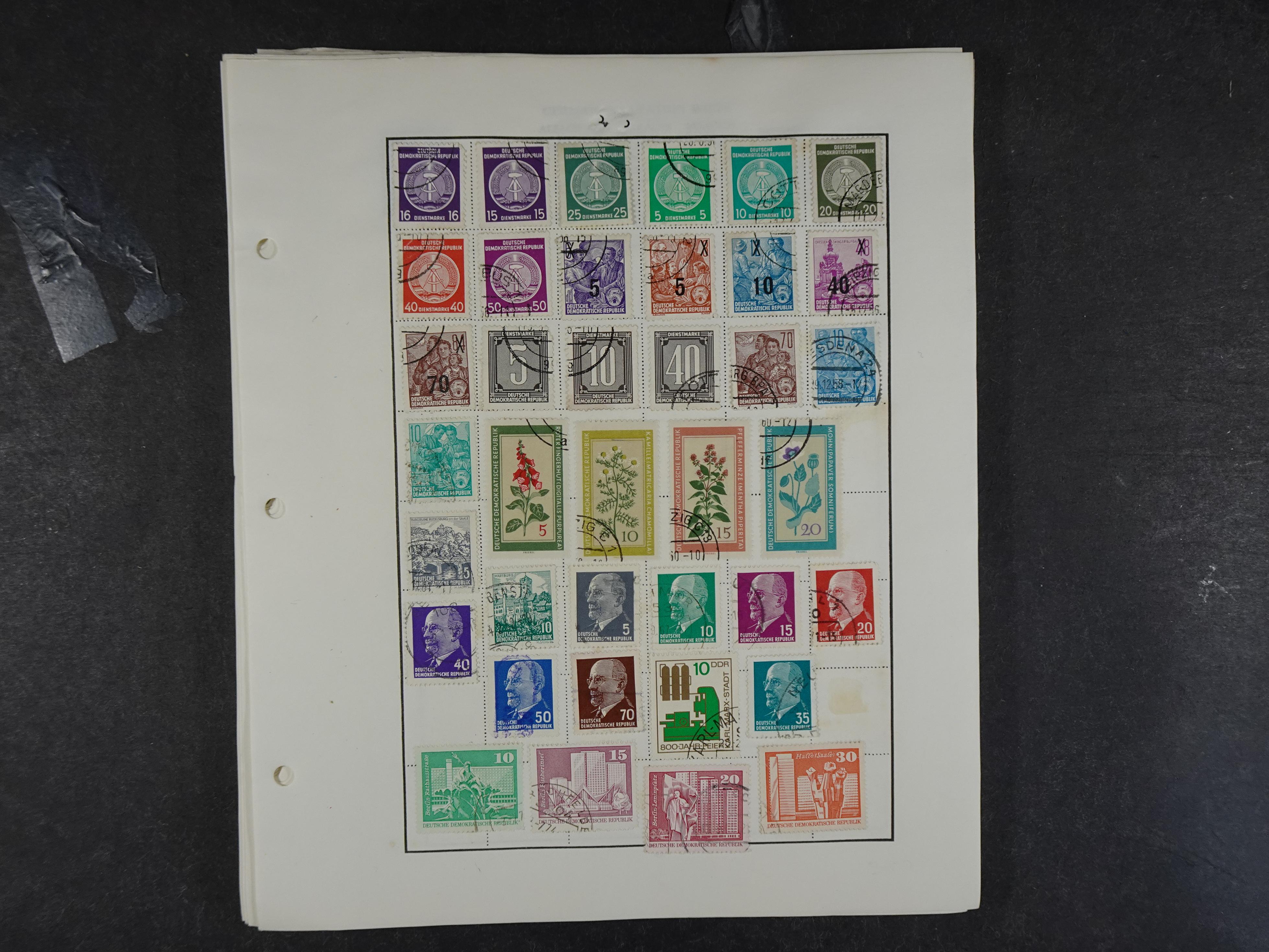 Doos met velerlei verrassingen waar onder betere zegels.
FUNDGRUBE. 309