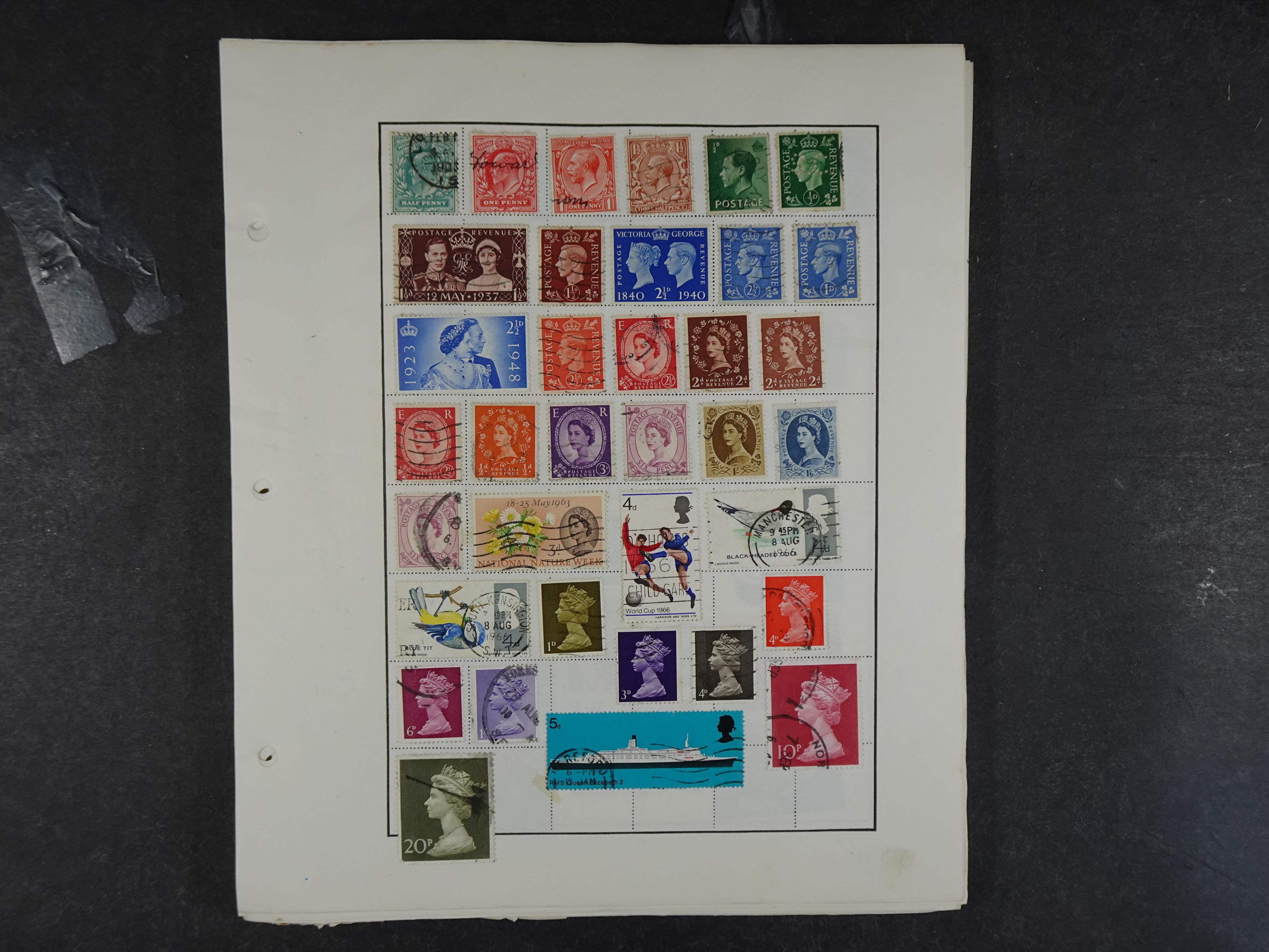 Doos met velerlei verrassingen waar onder betere zegels.
FUNDGRUBE. 311