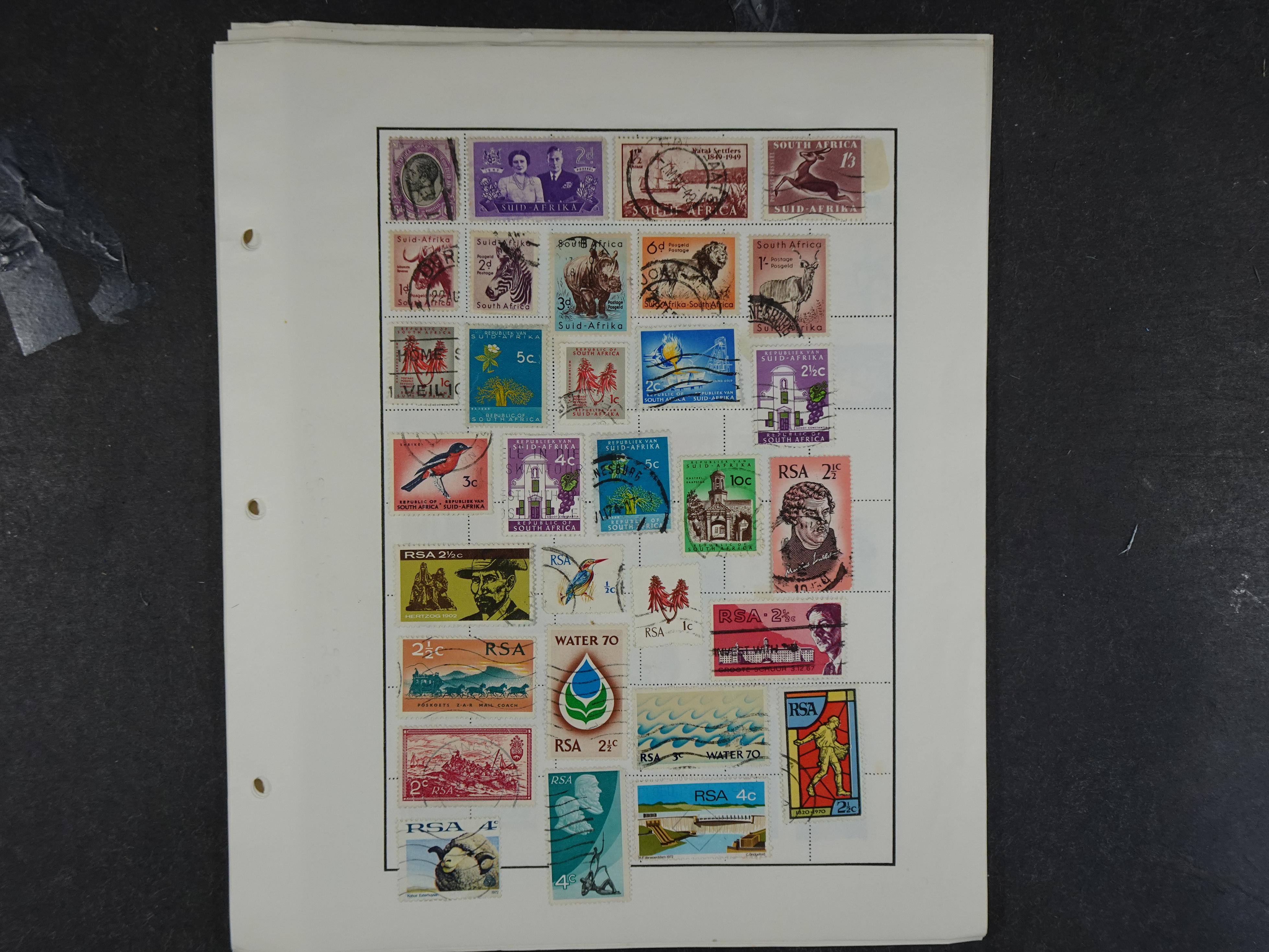 Doos met velerlei verrassingen waar onder betere zegels.
FUNDGRUBE. 347