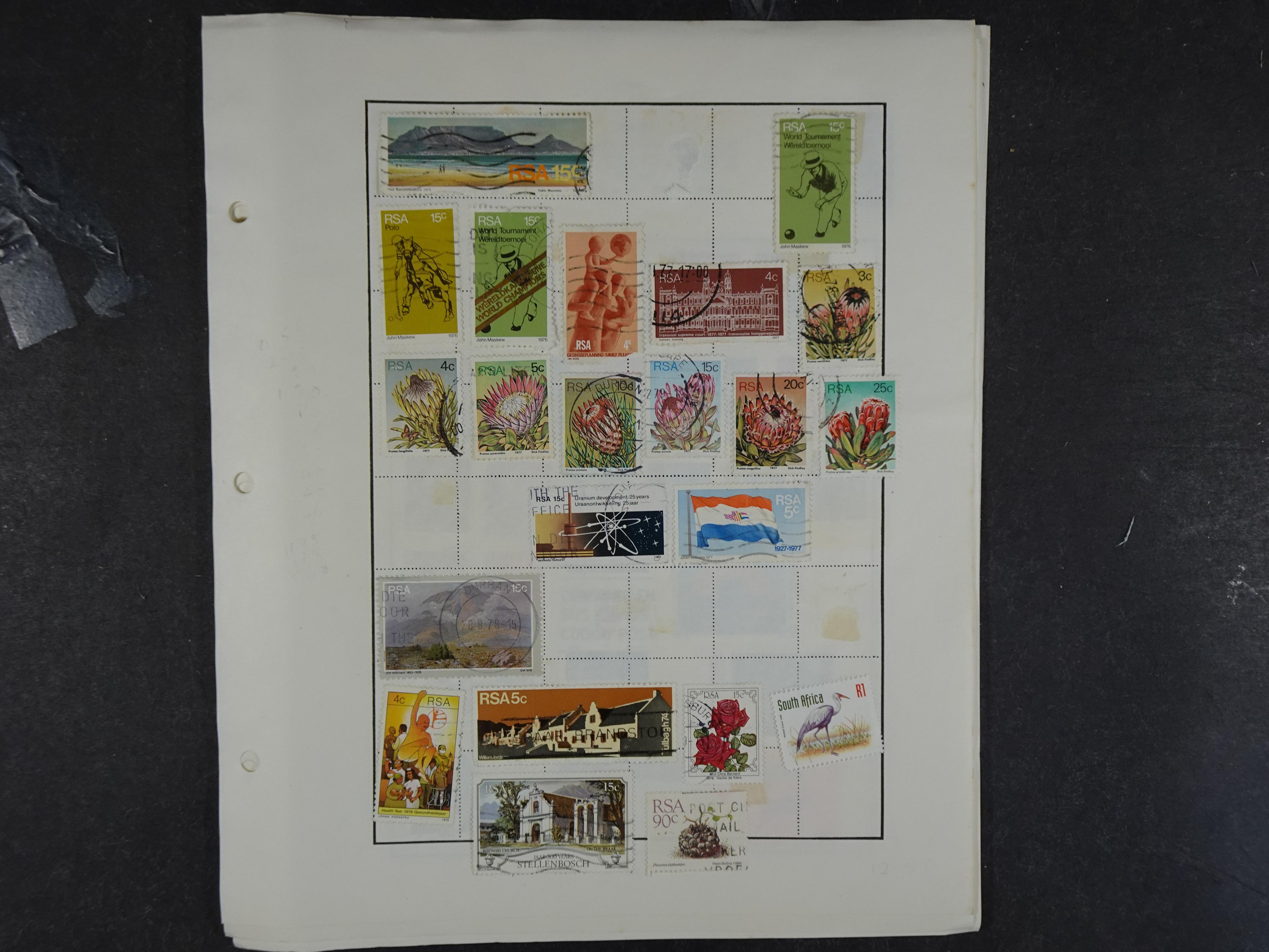 Doos met velerlei verrassingen waar onder betere zegels.
FUNDGRUBE. 349