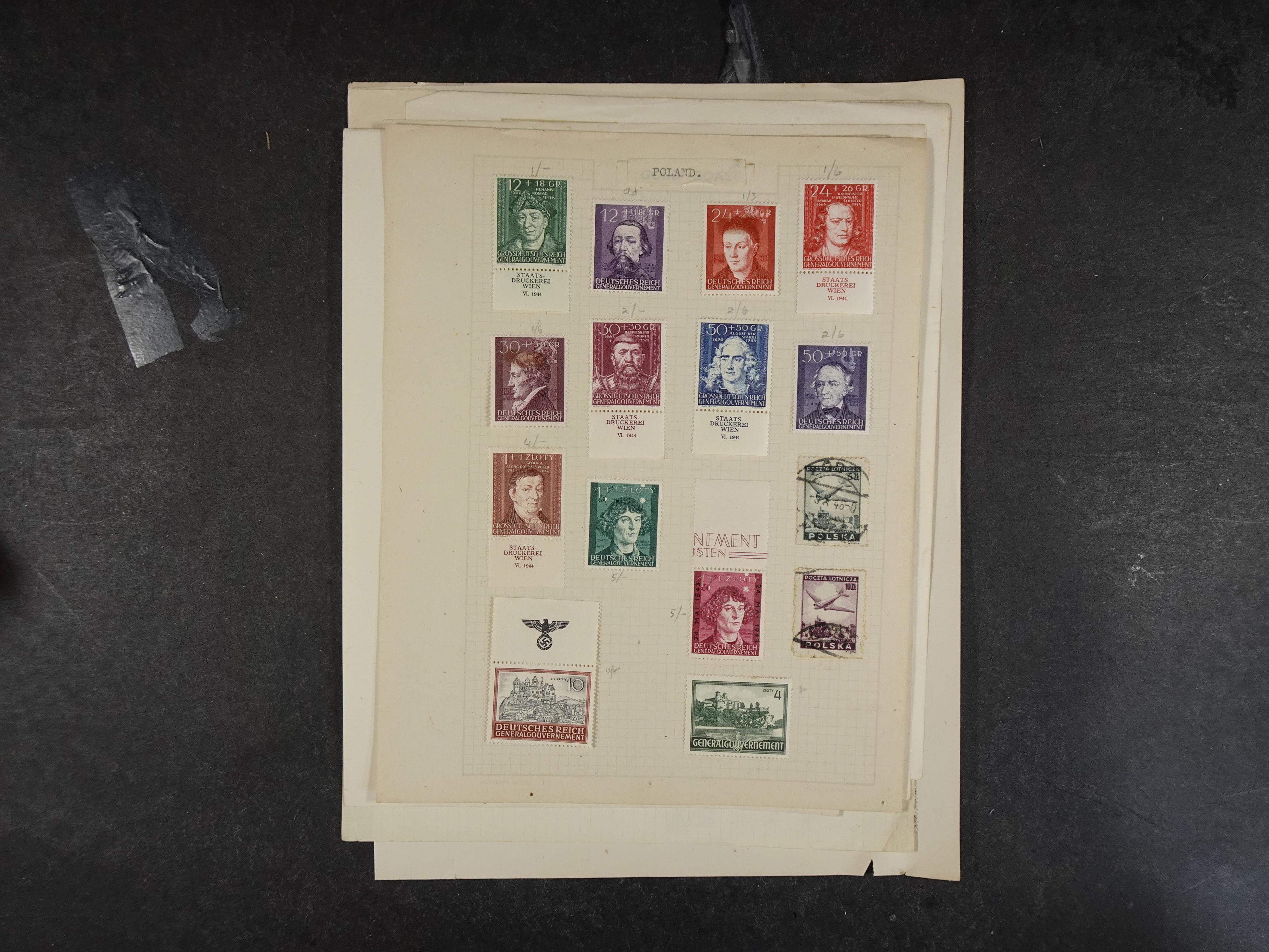 Doos met velerlei verrassingen waar onder betere zegels.
FUNDGRUBE. 371