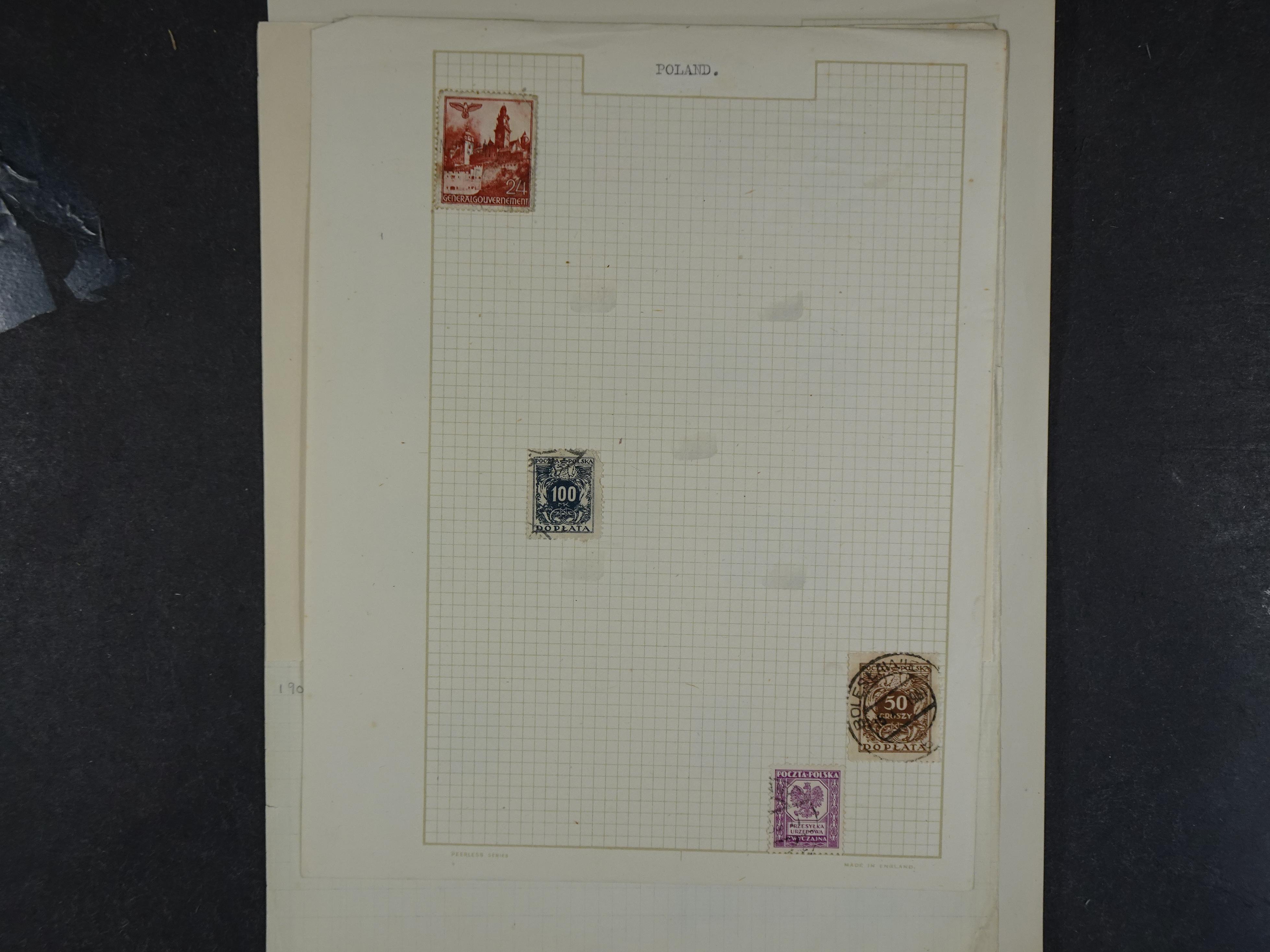 Doos met velerlei verrassingen waar onder betere zegels.
FUNDGRUBE. 374