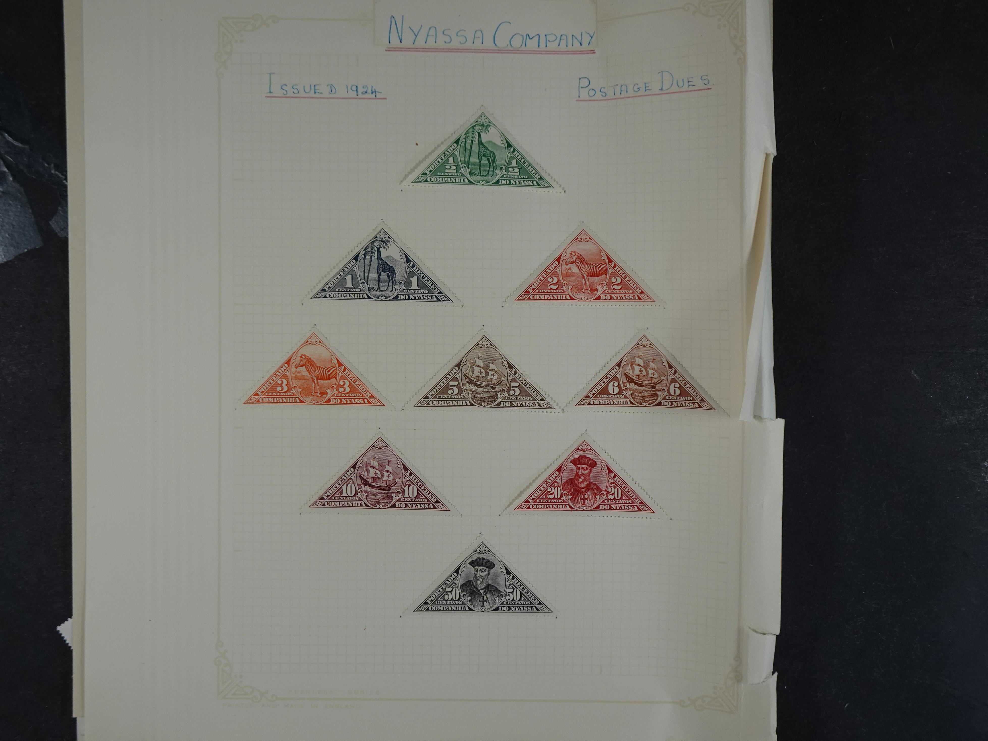 Doos met velerlei verrassingen waar onder betere zegels.
FUNDGRUBE. 375